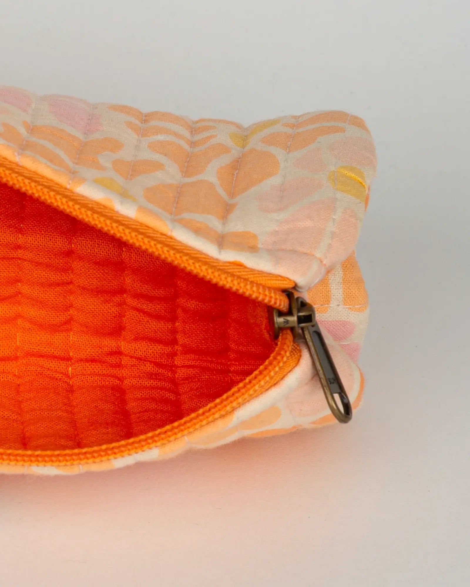 Trousse à crayons scolaire matelassée Bokabas, imprimé Peachy fleuri orange, vue de l'intérieur