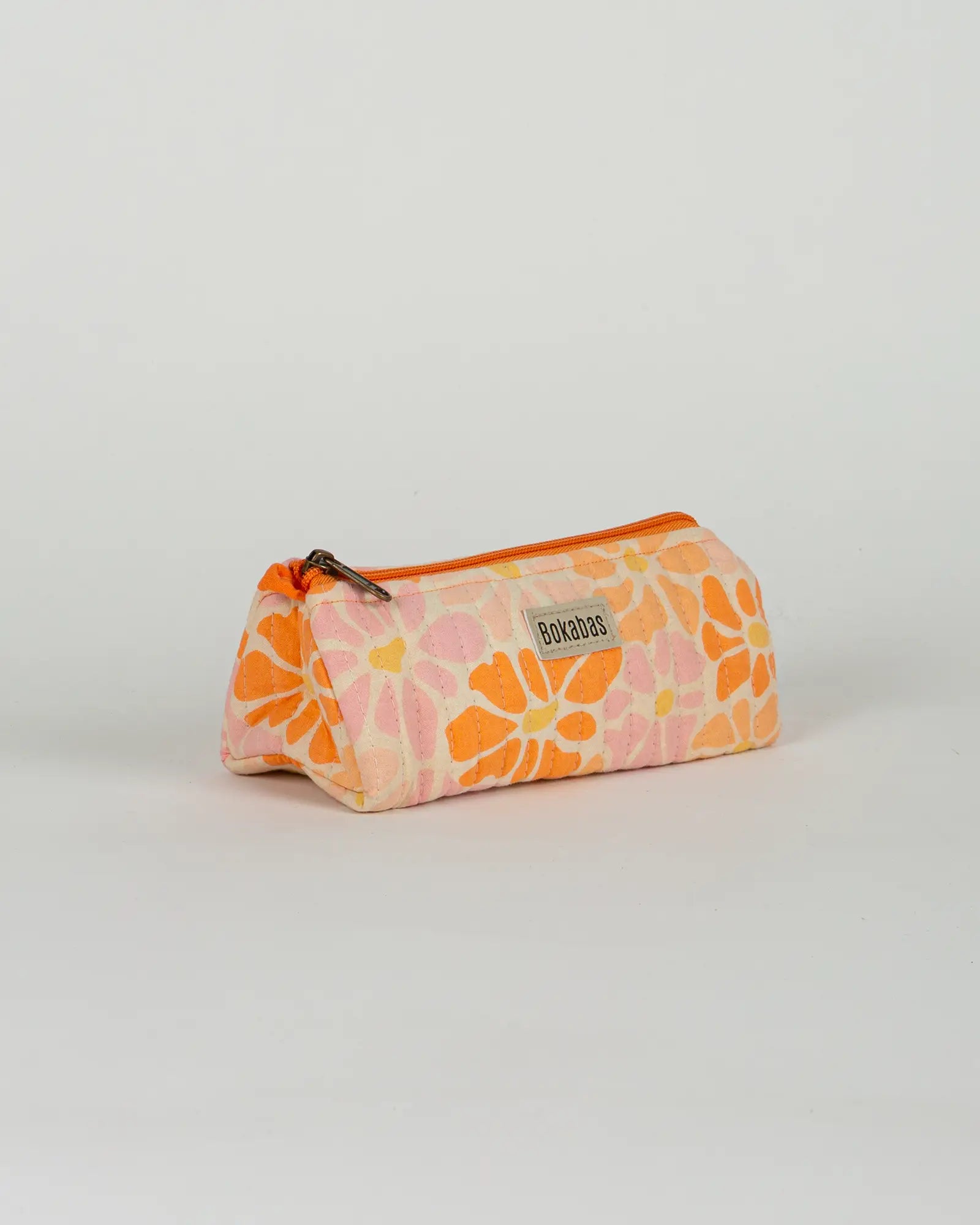 Trousse à crayons scolaire matelassée Bokabas, imprimé Peachy fleuri orange, vue de trois-quarts