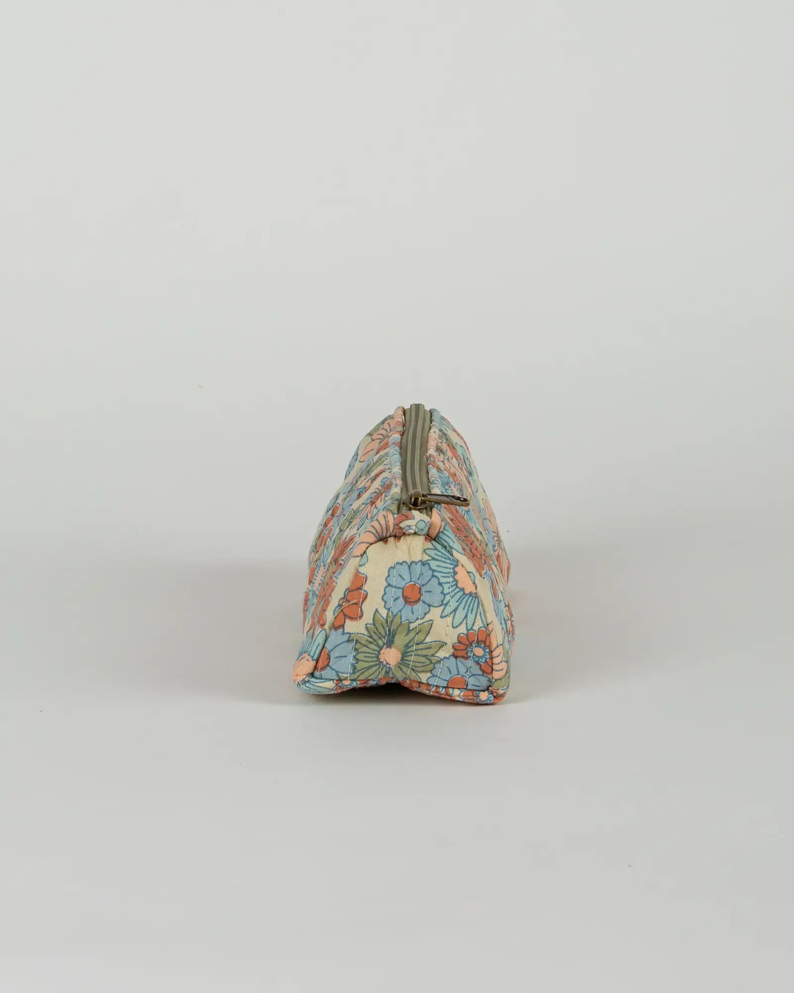 Trousse à crayons scolaire matelassée Bokabas, imprimé Rétro liberty vert, bleu et orange, vue de profil