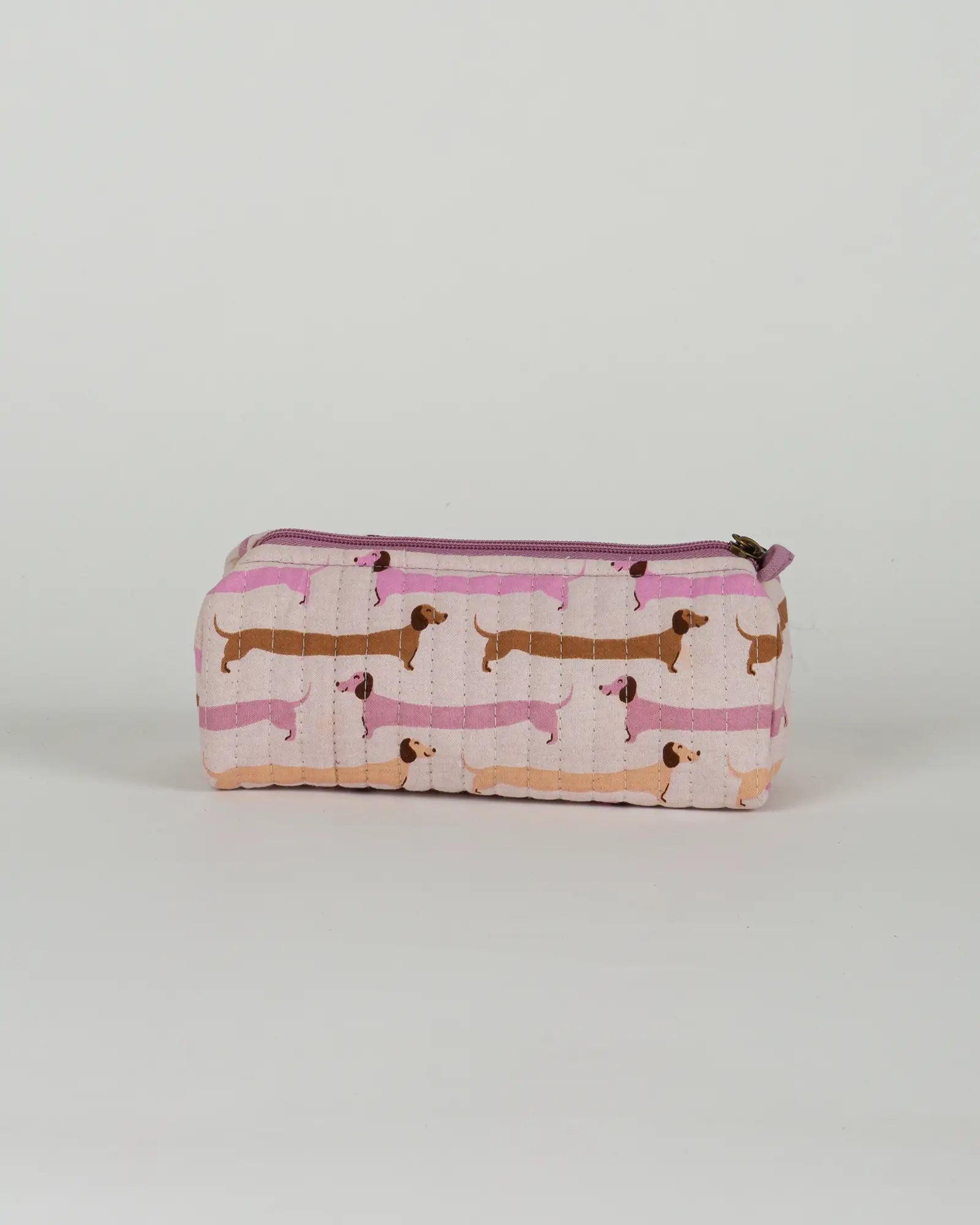 Trousse à crayons scolaire matelassée Bokabas, imprimé Saucisse chien teckel rose et violet, vue de dos