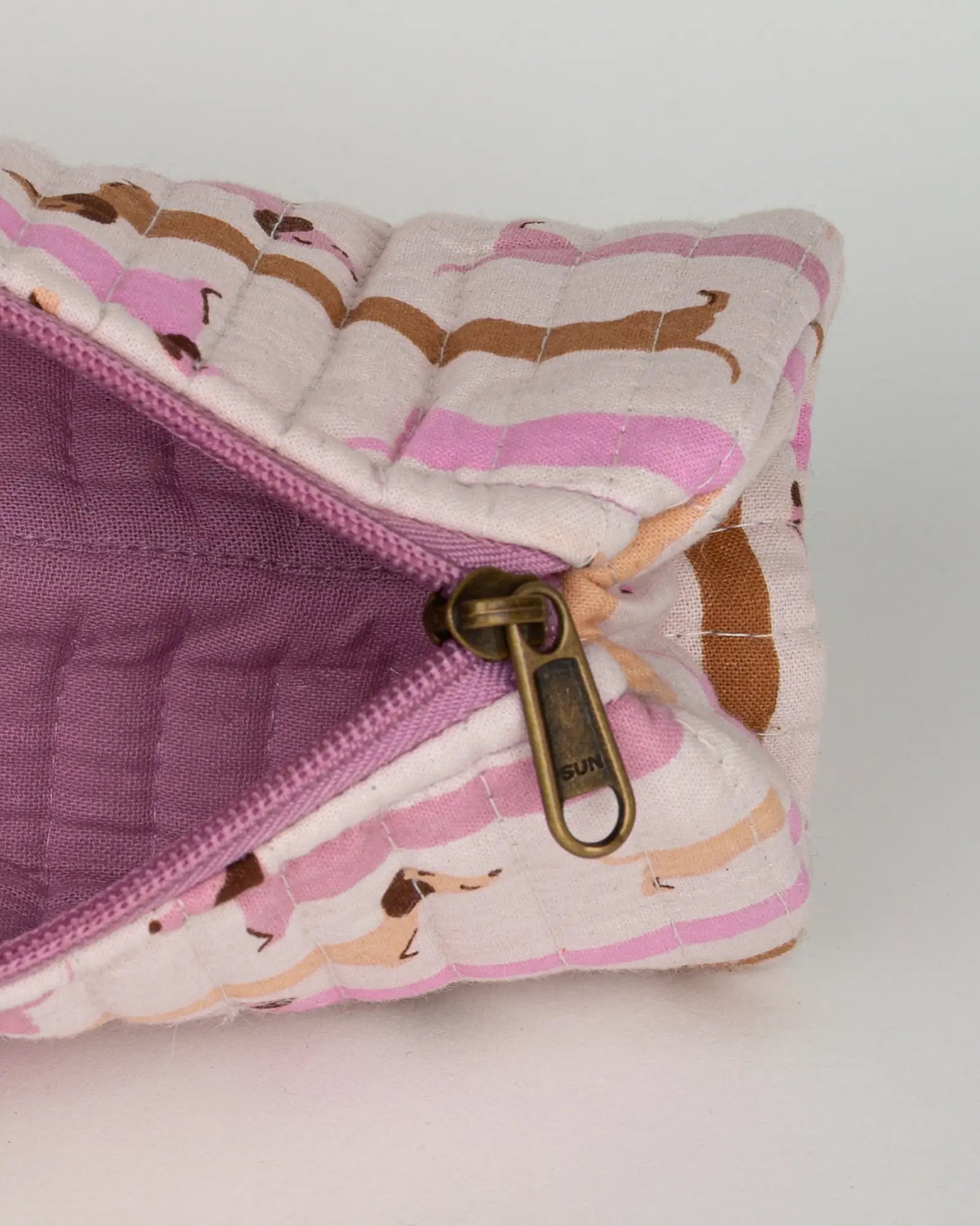 Trousse à crayons scolaire matelassée Bokabas, imprimé Saucisse chien teckel rose et violet, vue de l'intérieur