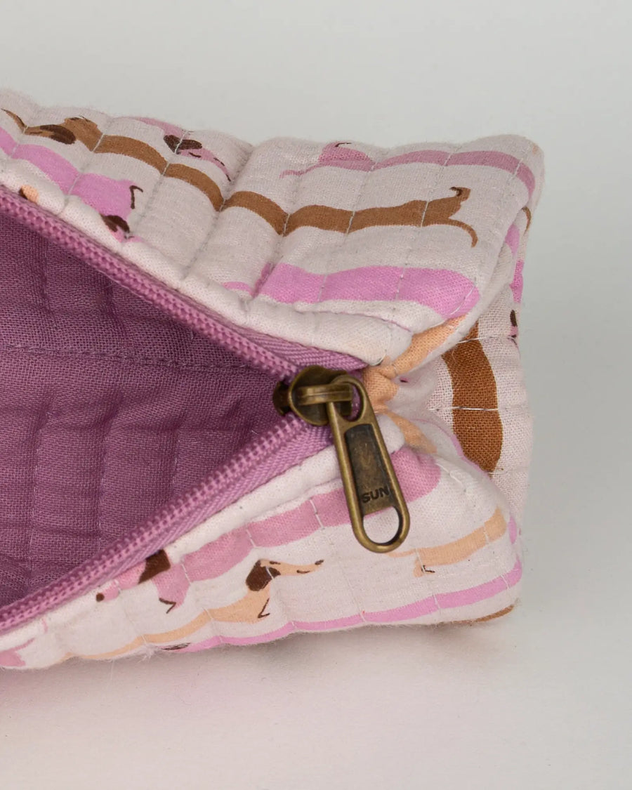 Trousse à crayons scolaire matelassée Bokabas, imprimé Saucisse chien teckel rose et violet, vue de l'intérieur