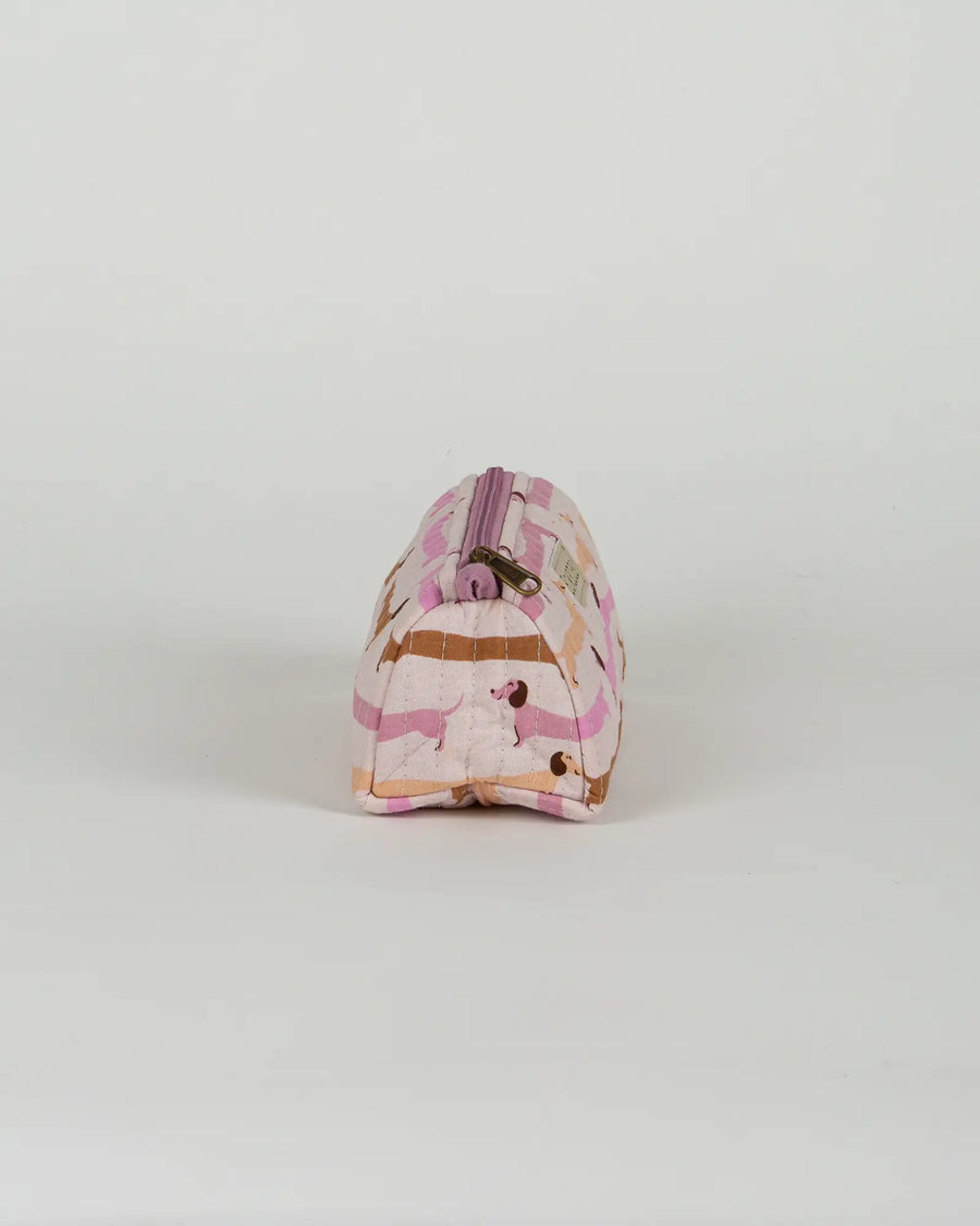 Trousse à crayons scolaire matelassée Bokabas, imprimé Saucisse chien teckel rose et violet, vue de profil