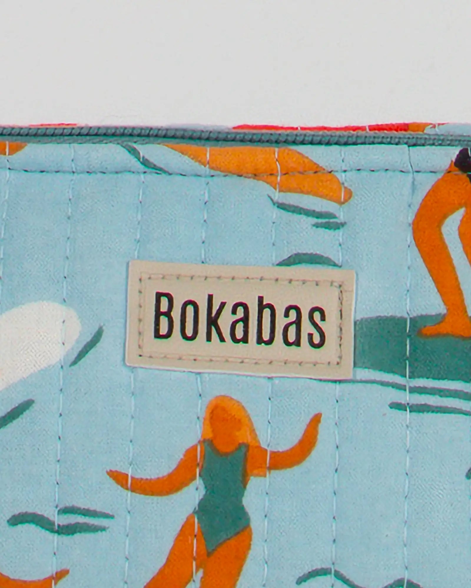 Trousse à crayons scolaire matelassée Bokabas, imprimé Surf bleu, zoom sur la matière