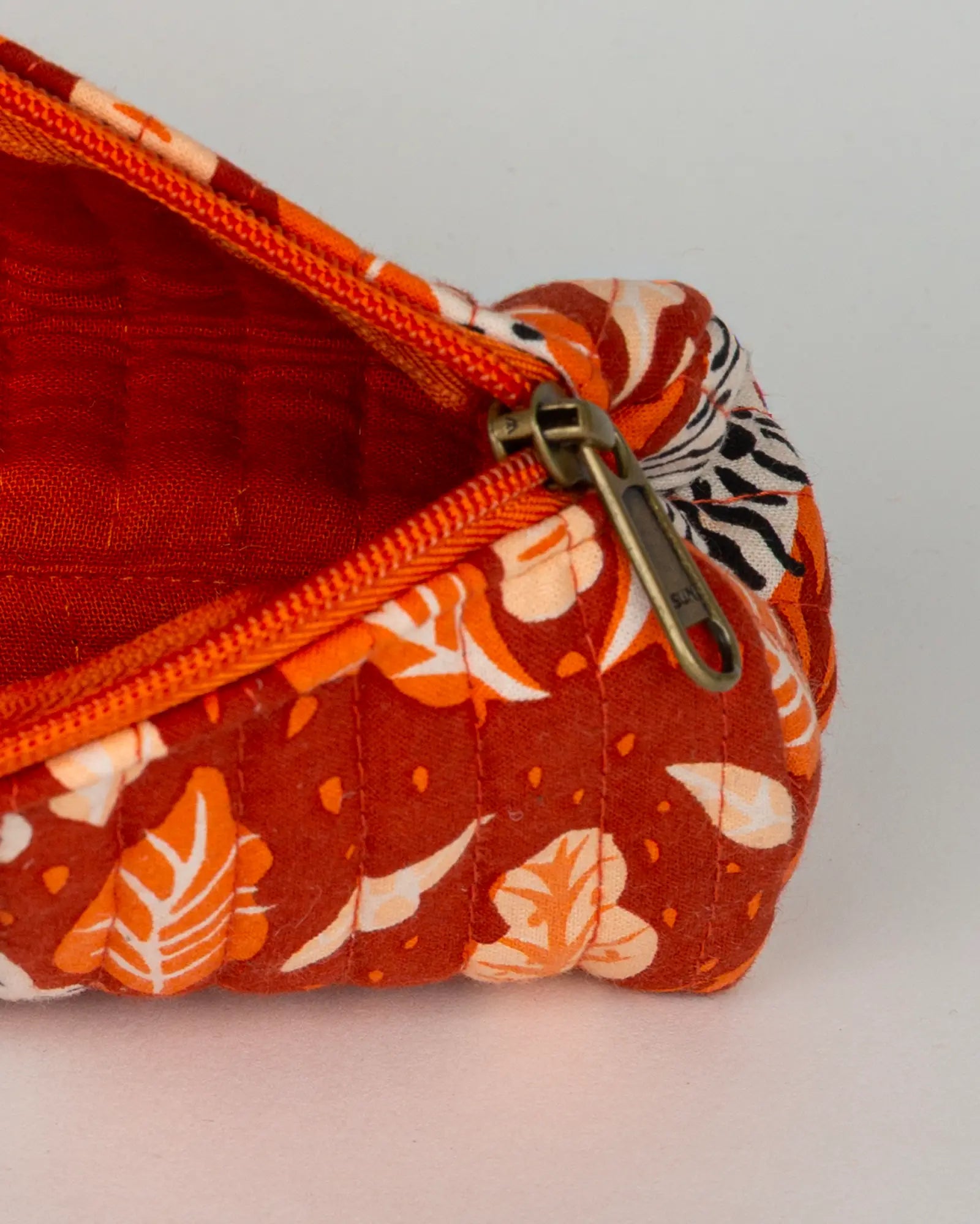 Trousse à crayons scolaire matelassée Bokabas, imprimé Tropique palmier et guépard orange, vue de l'intérieur