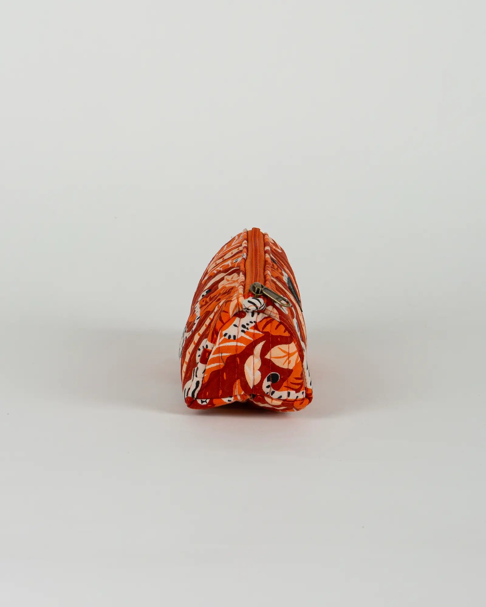 Trousse à crayons scolaire matelassée Bokabas, imprimé Tropique palmier et guépard orange, vue de profil