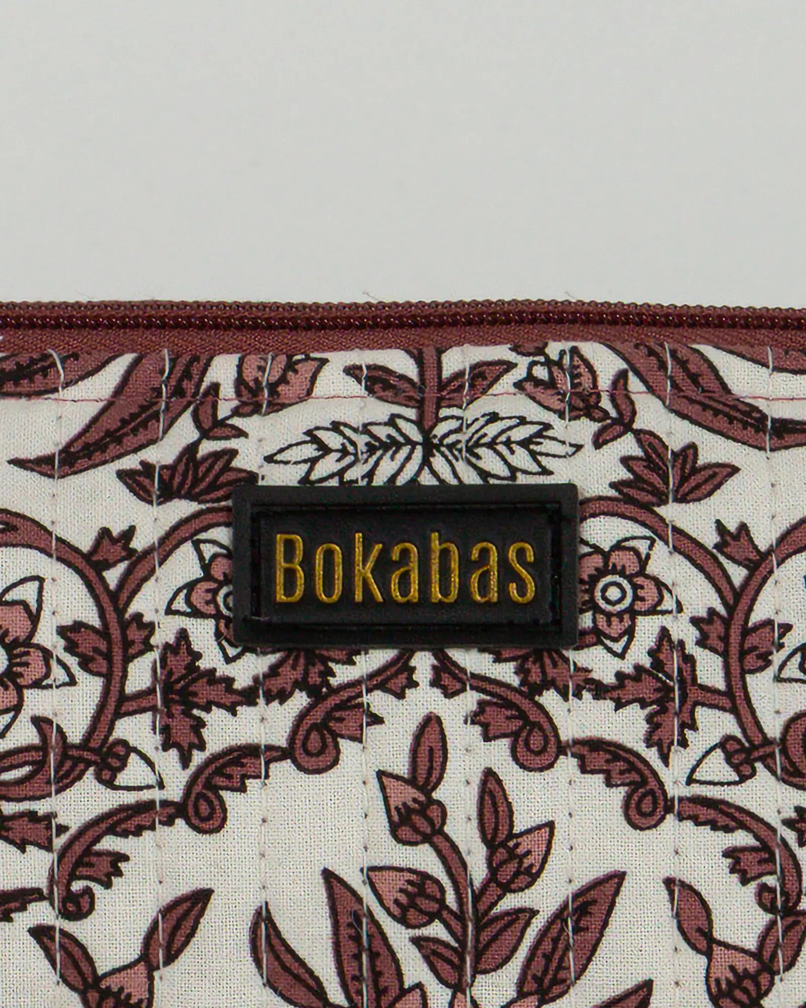 Trousse à crayons scolaire matelassée Bokabas, imprimé Vale fleuri marron et blanc, zoom sur la matière