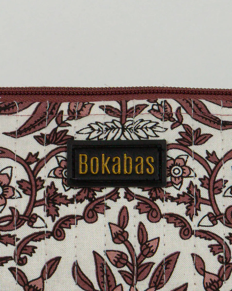 Trousse à crayons scolaire matelassée Bokabas, imprimé Vale fleuri marron et blanc, zoom sur la matière
