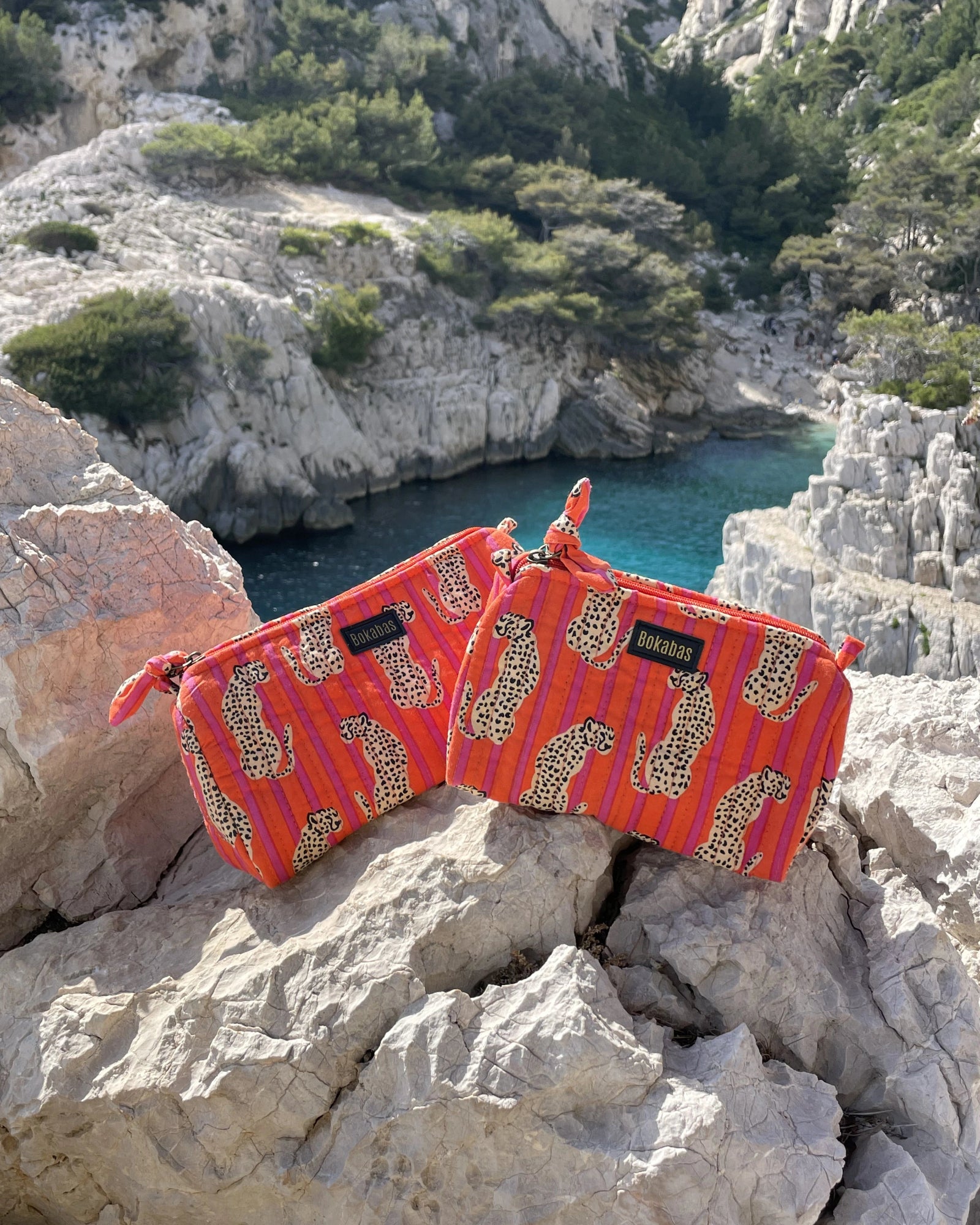 Duo de trousses de toilette Bokabas, imprimé Guépard orange et rose, deux tailles, face à la mer