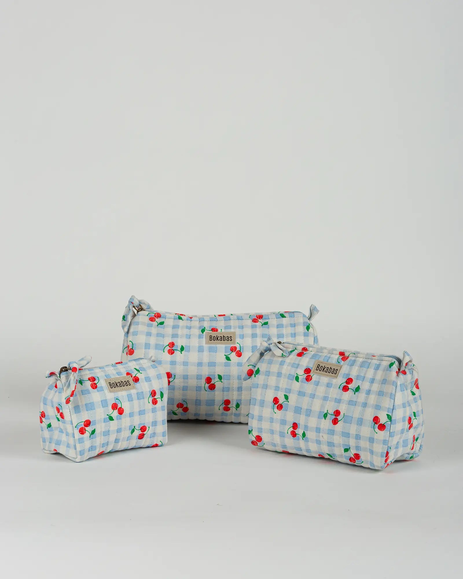 Trousse de toilette matelassée en coton Bokabas, imprimé Cerise vichy bleu, vue de face
