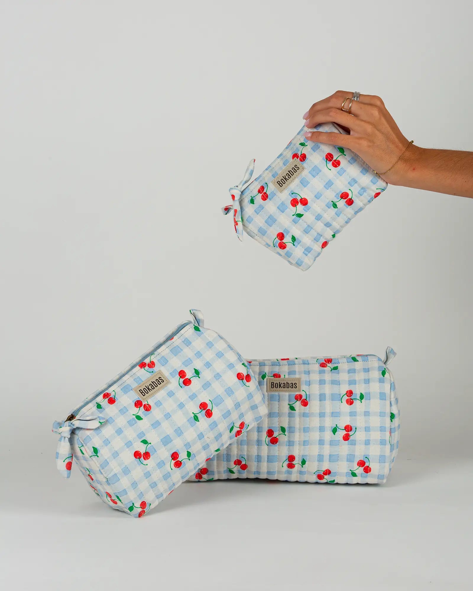 Trousse de toilette matelassée en coton Bokabas, imprimé Cerise vichy bleu, vue de face