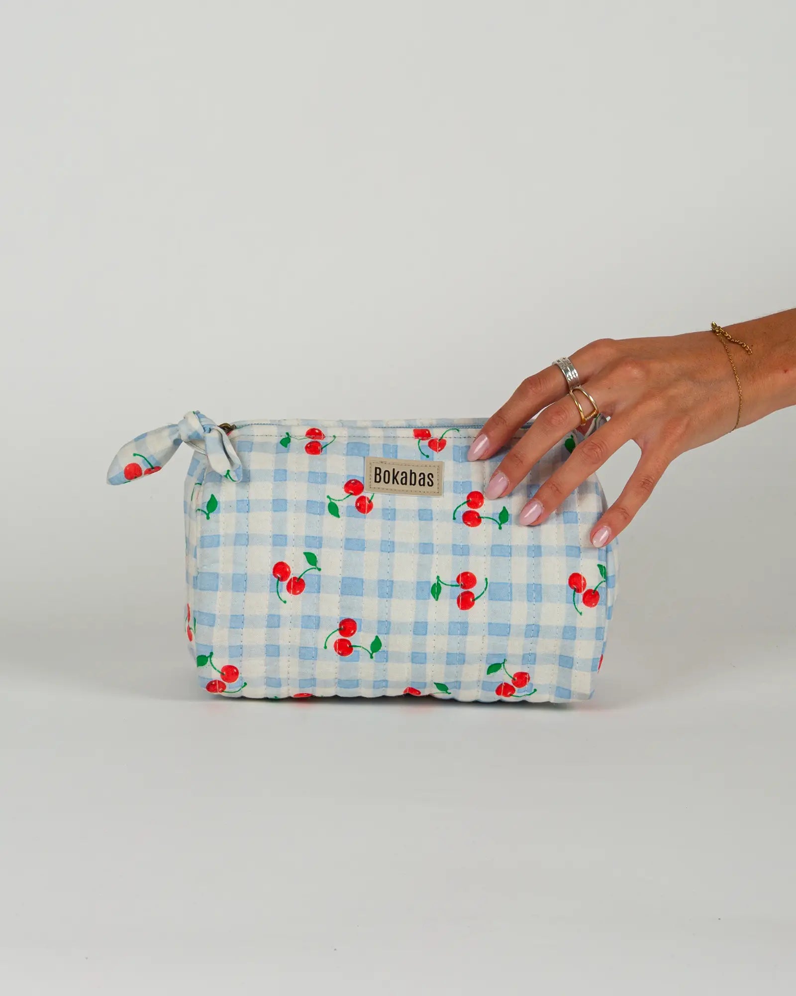 Trousse de toilette matelassée en coton Bokabas, imprimé Cerise vichy bleu, vue de face