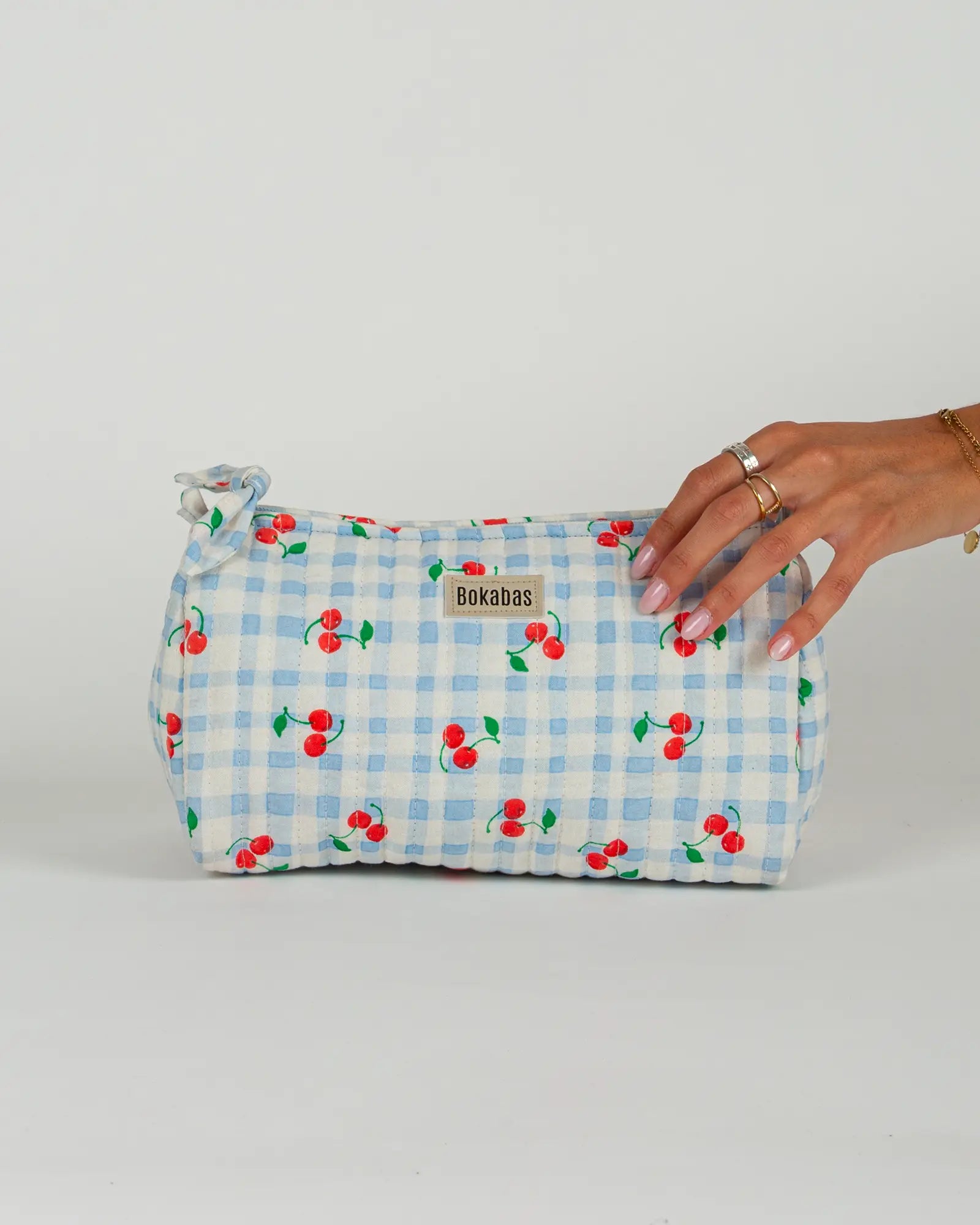 Trousse de toilette matelassée en coton Bokabas, imprimé Cerise vichy bleu, vue de face