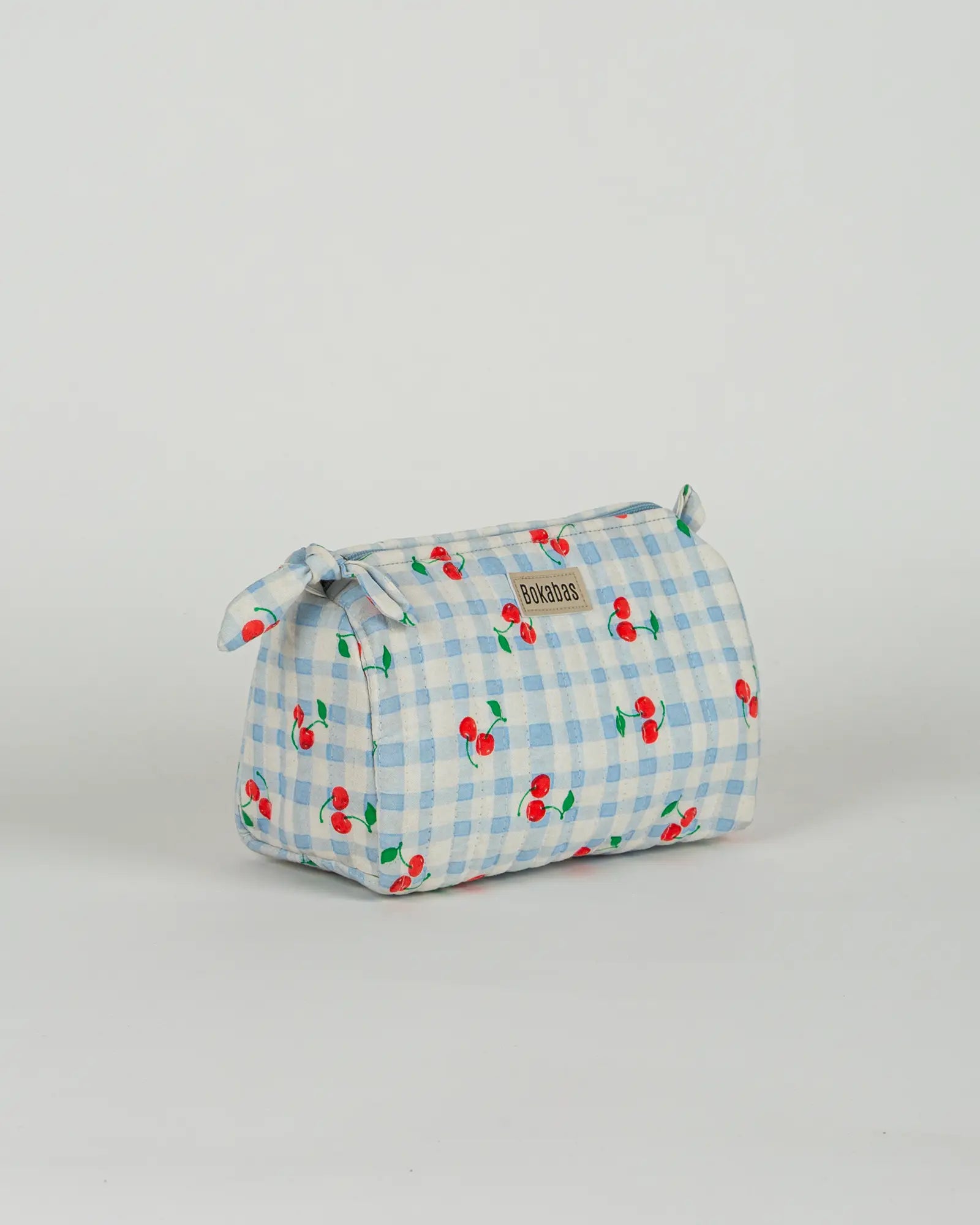 Trousse de toilette matelassée en coton Bokabas, imprimé Cerise vichy bleu, vue de trois-quarts