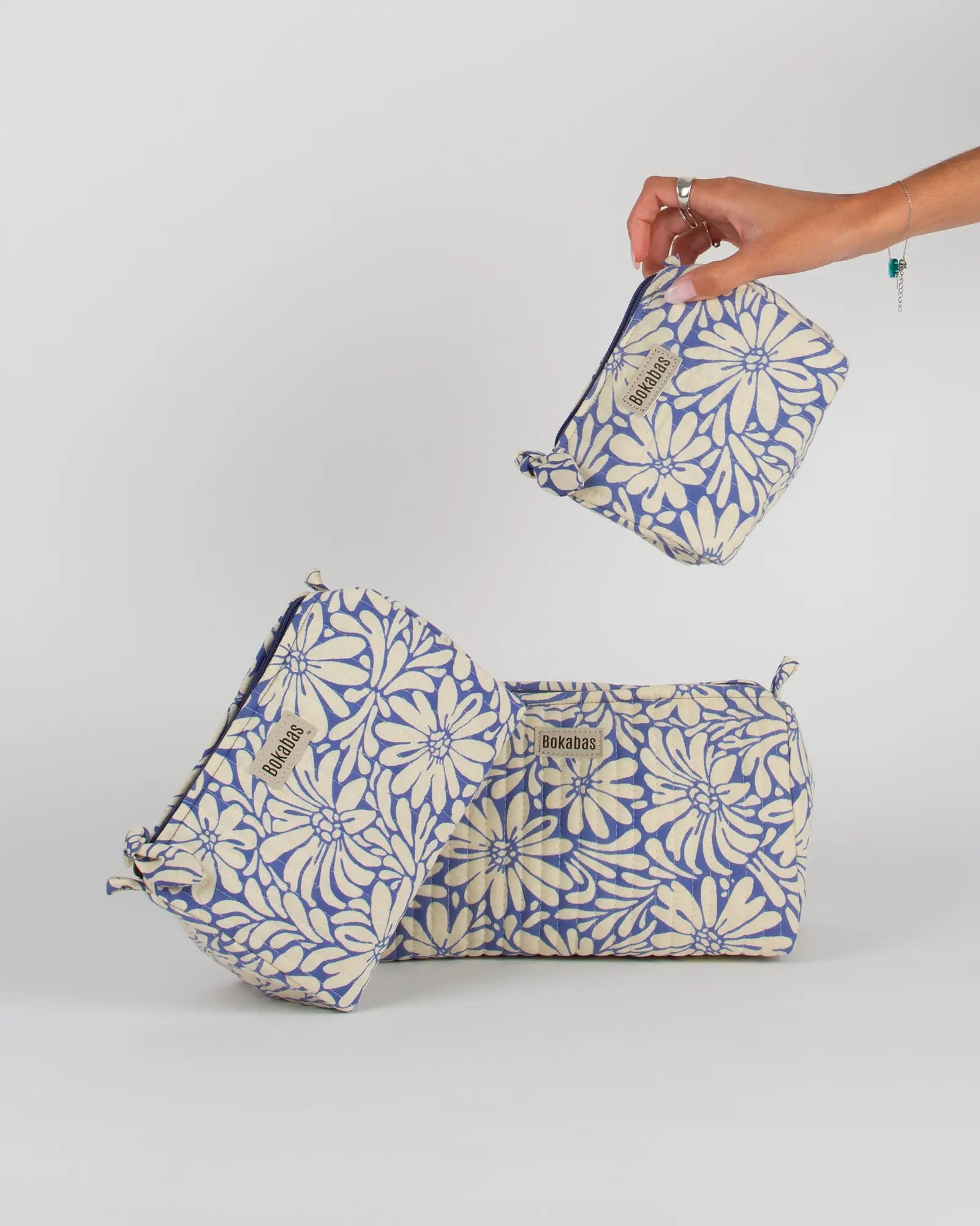 Trousse de toilette matelassée en coton Bokabas, imprimé Daisy fleuri bleu et beige, vue de face