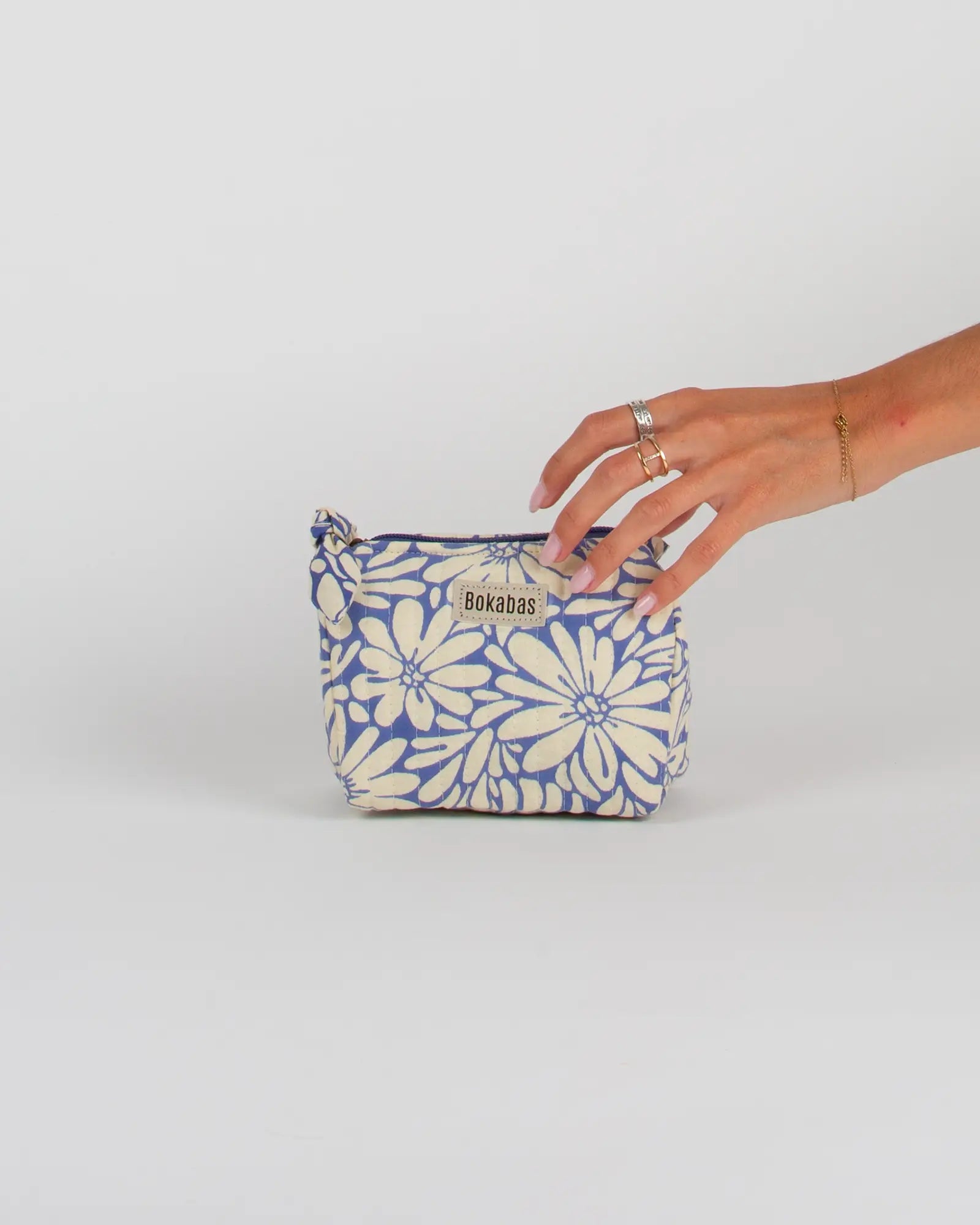 Trousse de toilette matelassée en coton Bokabas, imprimé Daisy fleuri bleu et beige, vue de face