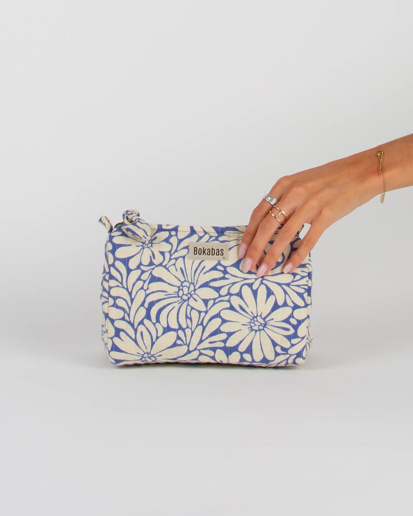 Trousse de toilette matelassée en coton Bokabas, imprimé Daisy fleuri bleu et beige, vue de face