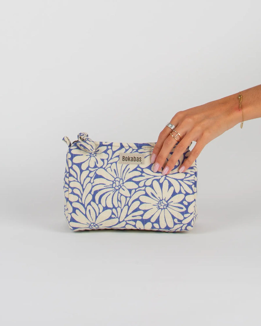 Trousse de toilette matelassée en coton Bokabas, imprimé Daisy fleuri bleu et beige, vue de face