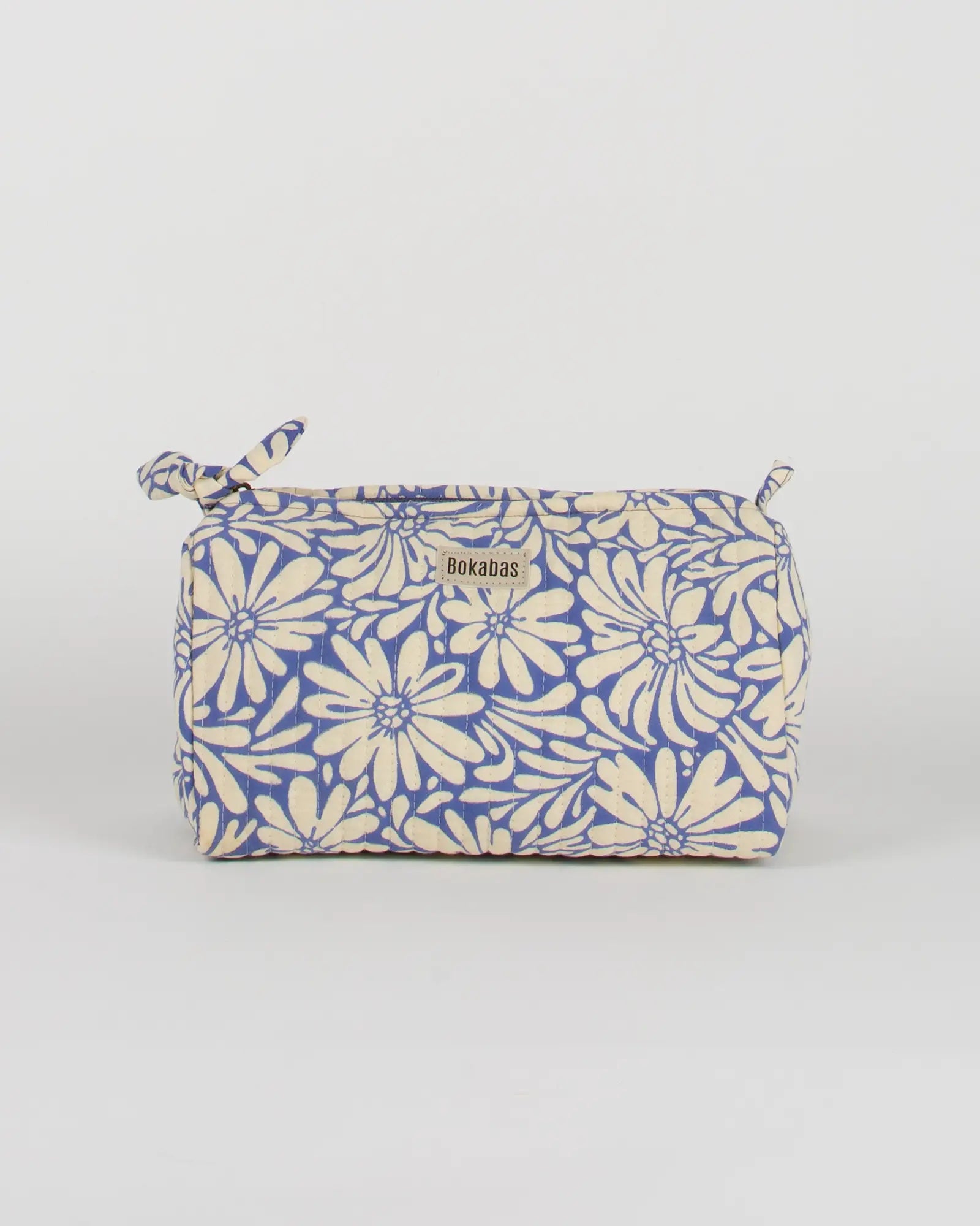 Trousse de toilette matelassée en coton Bokabas, imprimé Daisy fleuri bleu et beige, vue de face