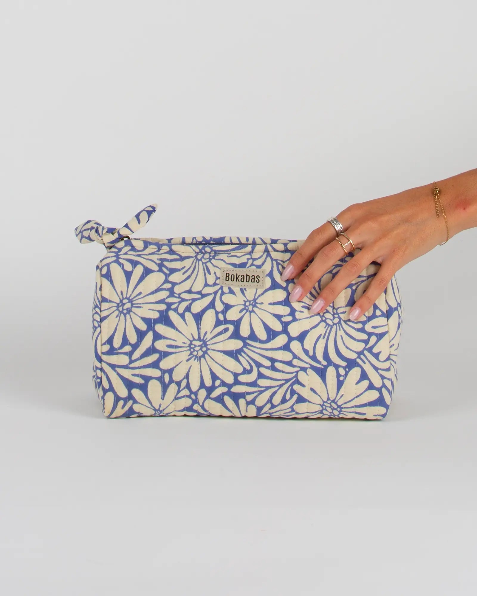 Trousse de toilette matelassée en coton Bokabas, imprimé Daisy fleuri bleu et beige, vue de face
