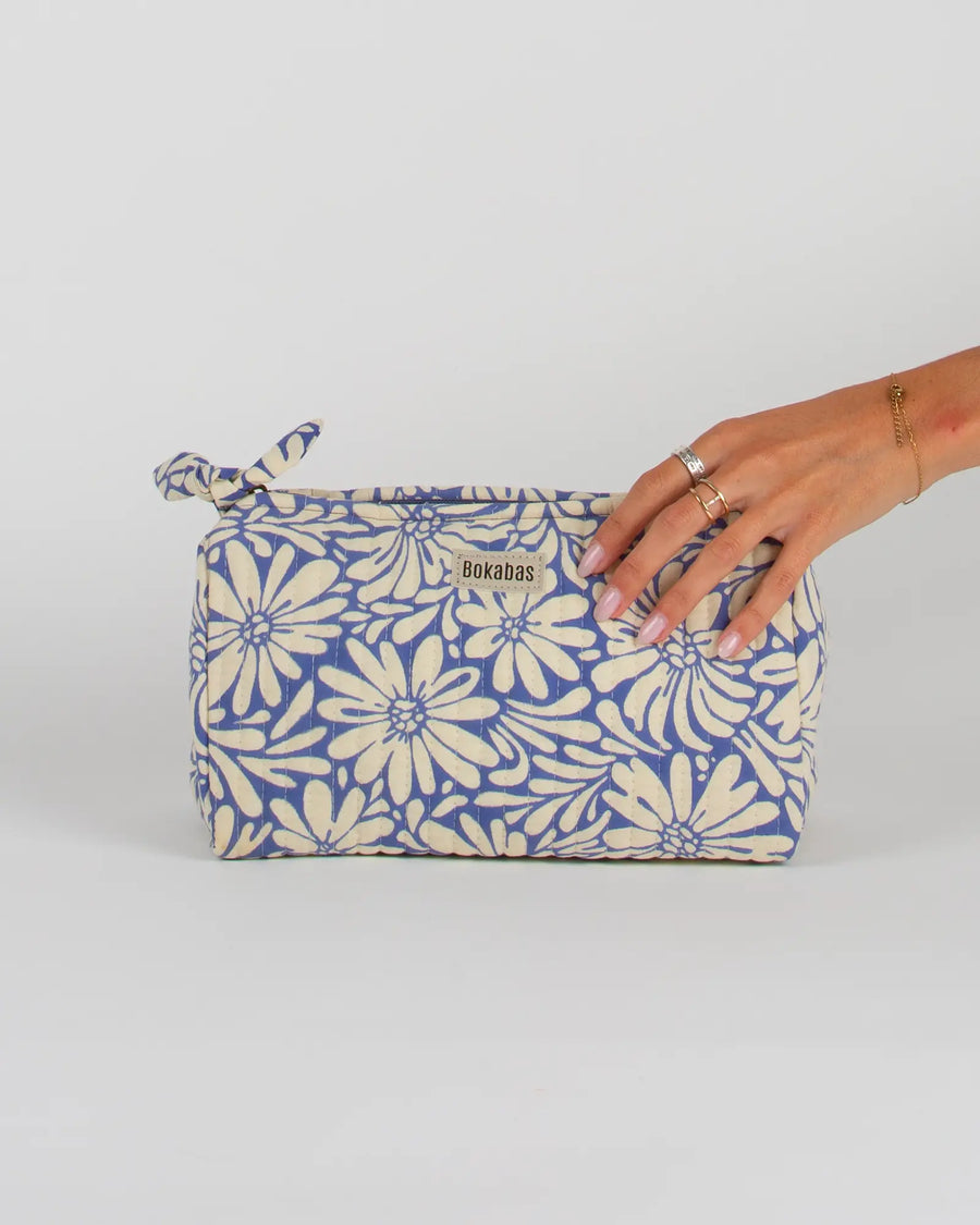 Trousse de toilette matelassée en coton Bokabas, imprimé Daisy fleuri bleu et beige, vue de face