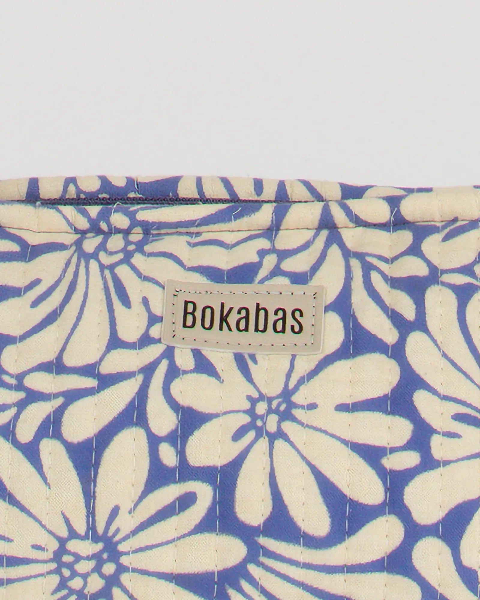 Trousse de toilette matelassée en coton Bokabas, imprimé Daisy fleuri bleu et beige, zoom sur la matière