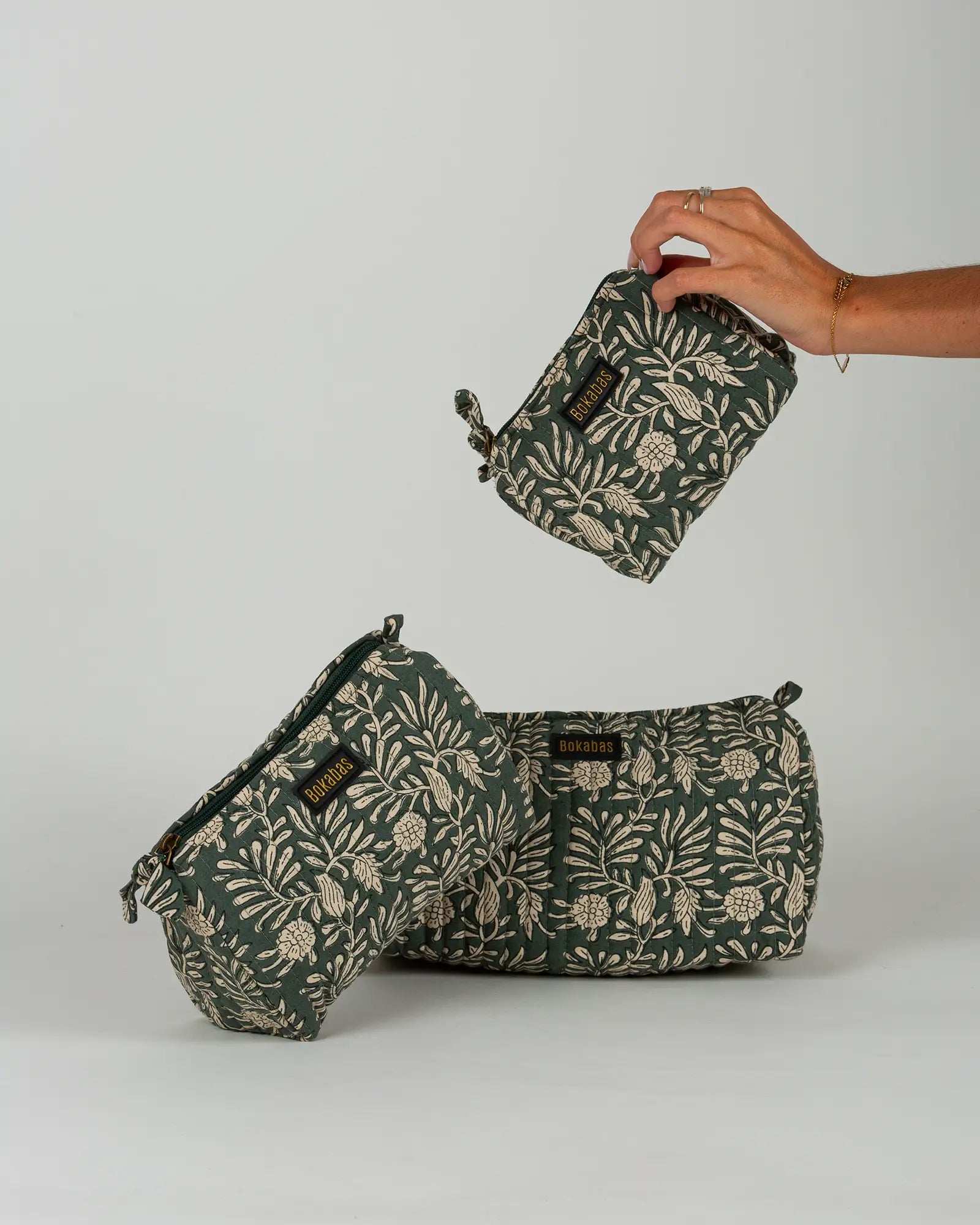 Trousse de toilette matelassée en coton Bokabas, imprimé Dema vert kaki, vue de face