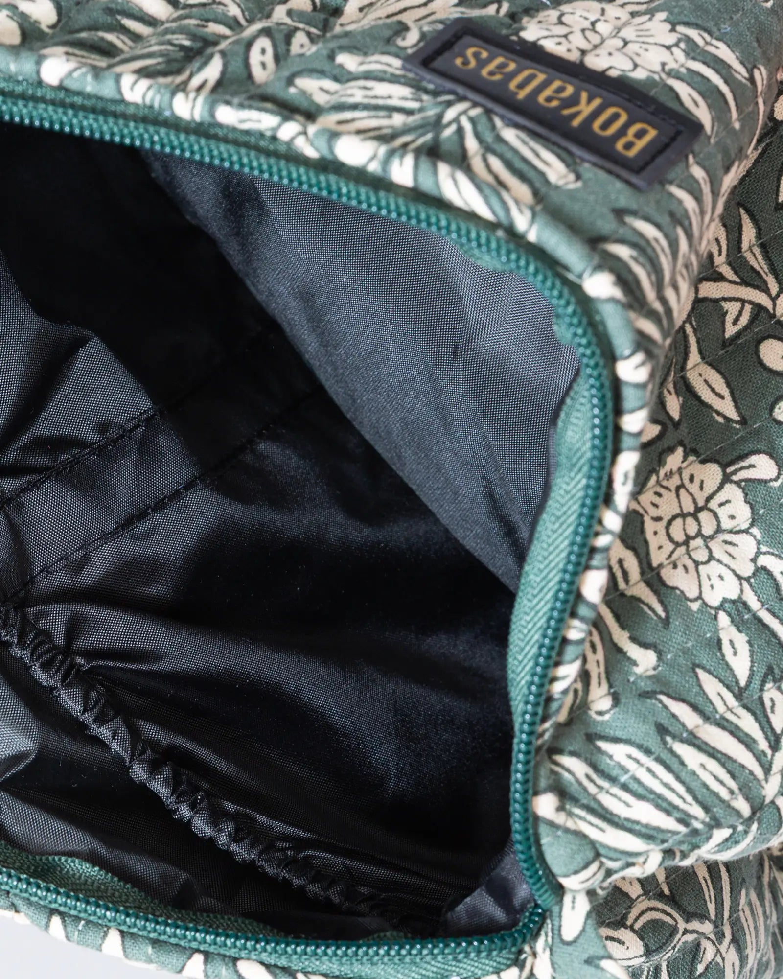 Trousse de toilette matelassée en coton Bokabas, imprimé Dema vert kaki, vue de l'intérieur