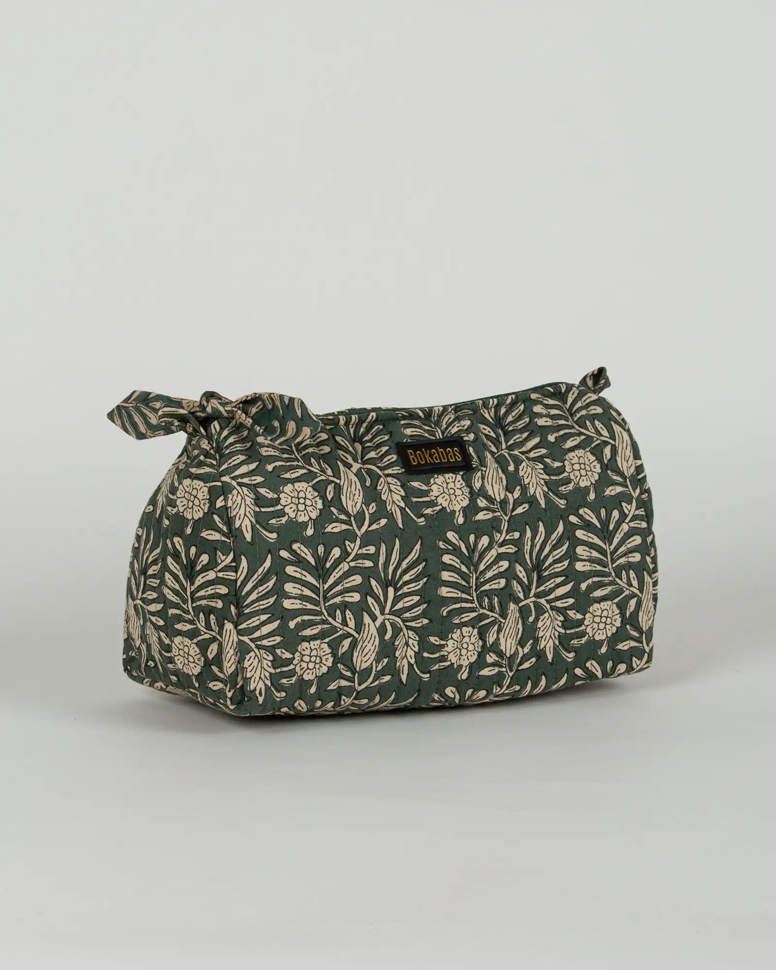 Trousse de toilette matelassée en coton Bokabas, imprimé Dema vert kaki, vue de trois-quarts