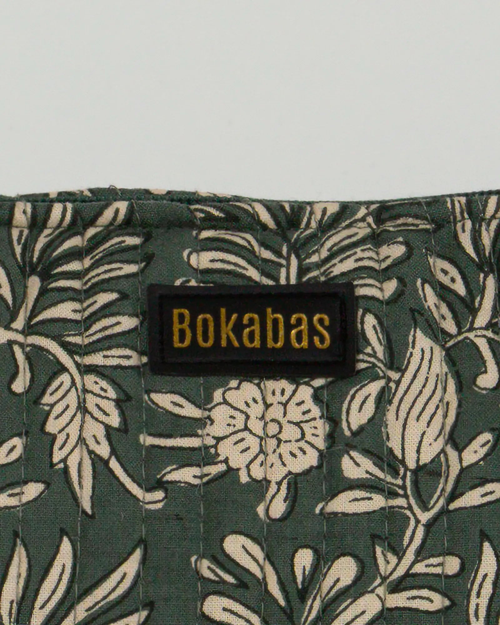 Trousse de toilette matelassée en coton Bokabas, imprimé Dema vert kaki, zoom sur la matière