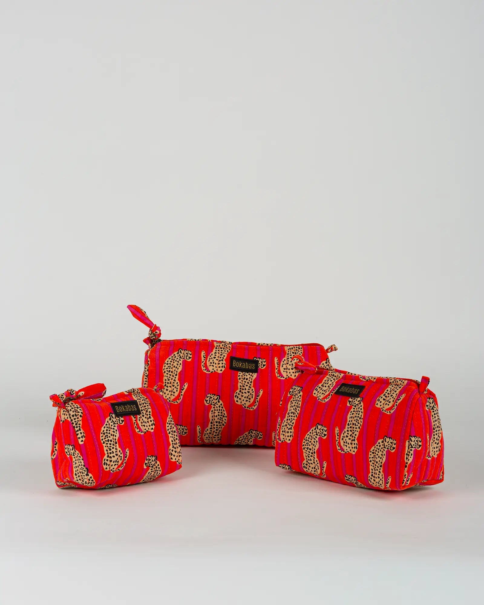 Trousse de toilette matelassée en coton Bokabas, imprimé Guépard rayé orange et rose, vue de face
