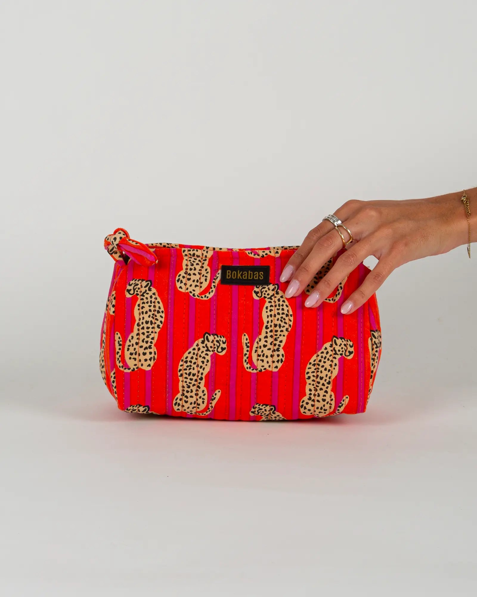 Trousse de toilette matelassée en coton Bokabas, imprimé Guépard rayé orange et rose, vue de face