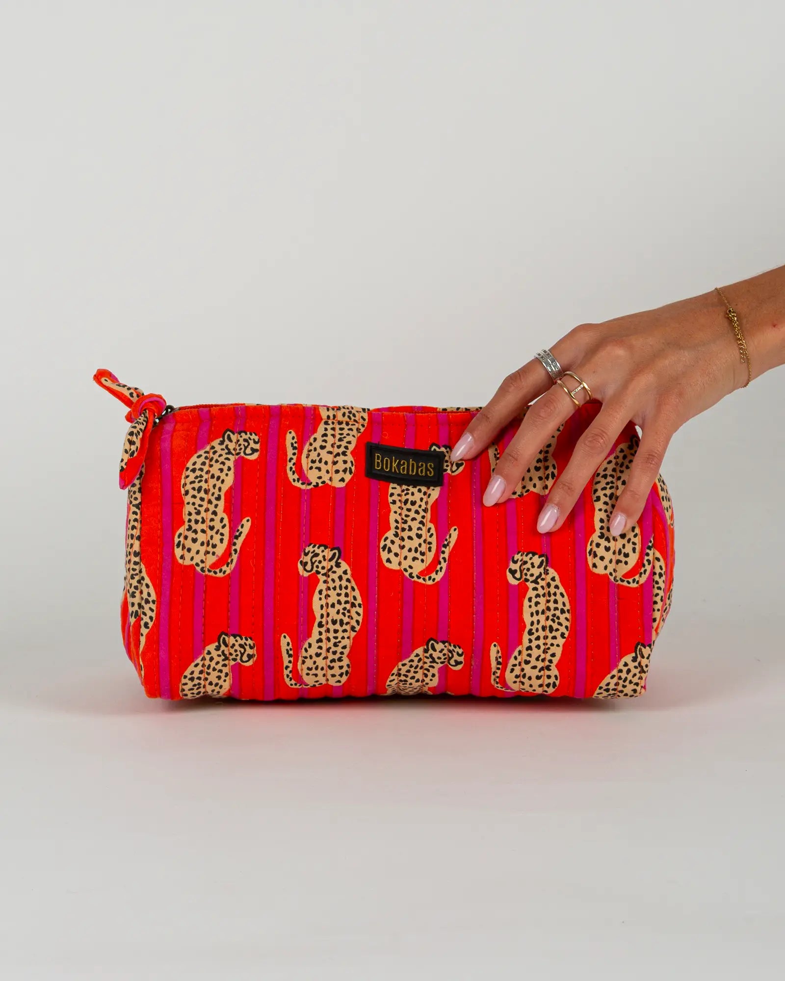 Trousse de toilette matelassée en coton Bokabas, imprimé Guépard rayé orange et rose, vue de face