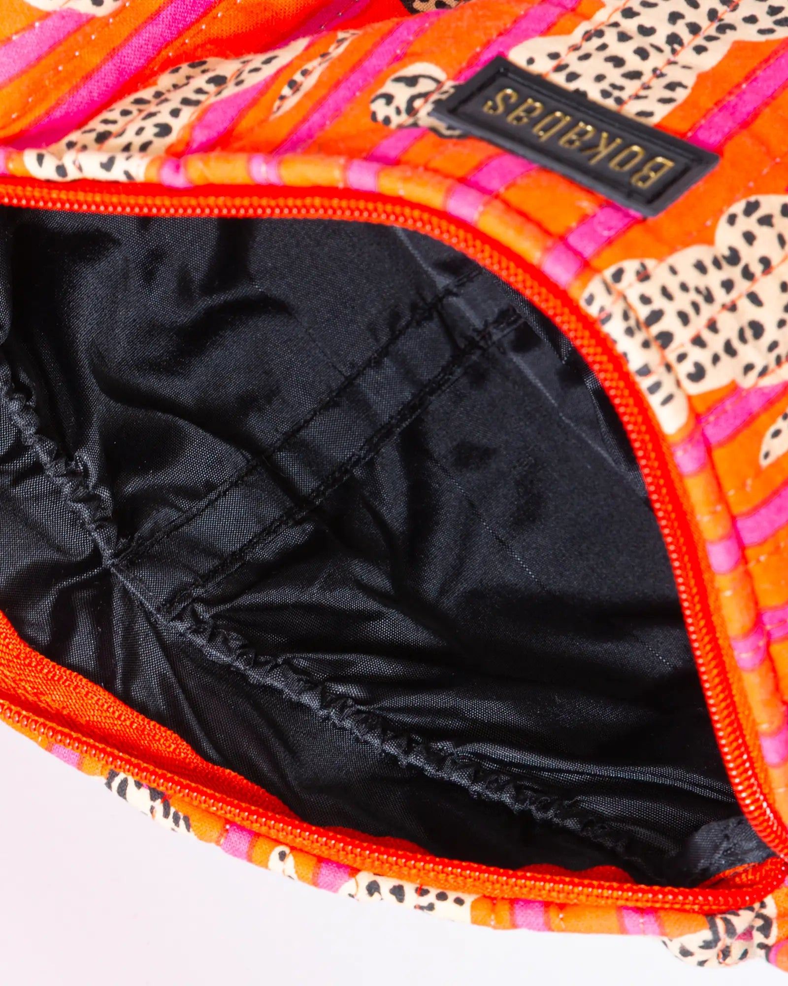 Trousse de toilette matelassée en coton Bokabas, imprimé Guépard rayé orange et rose, vue de l'intérieur