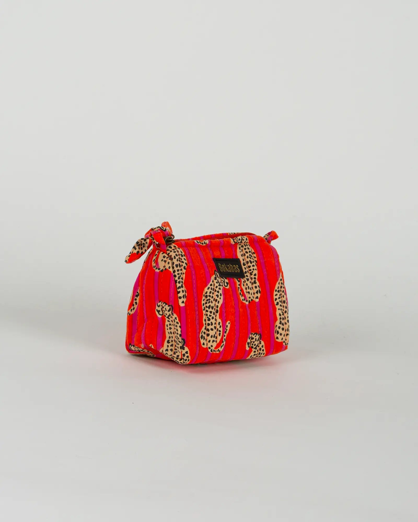Trousse de toilette matelassée en coton Bokabas, imprimé Guépard rayé orange et rose, vue de trois-quarts
