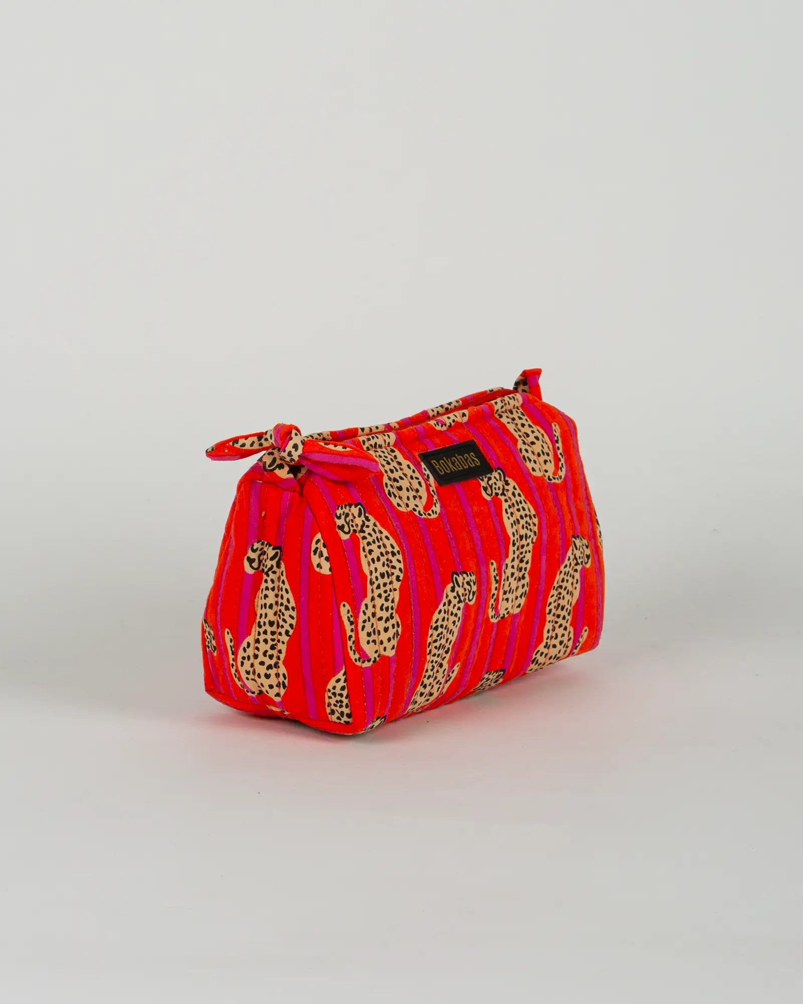 Trousse de toilette matelassée en coton Bokabas, imprimé Guépard rayé orange et rose, vue de trois-quarts