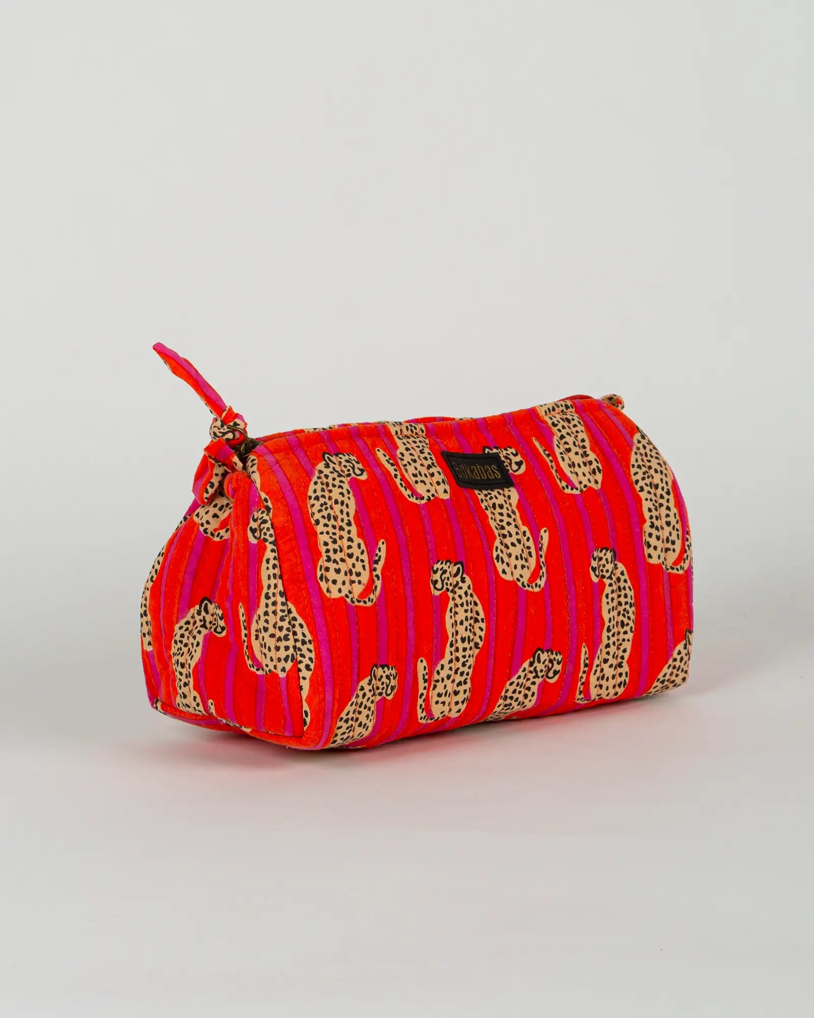 Trousse de toilette matelassée en coton Bokabas, imprimé Guépard rayé orange et rose, vue de trois-quarts