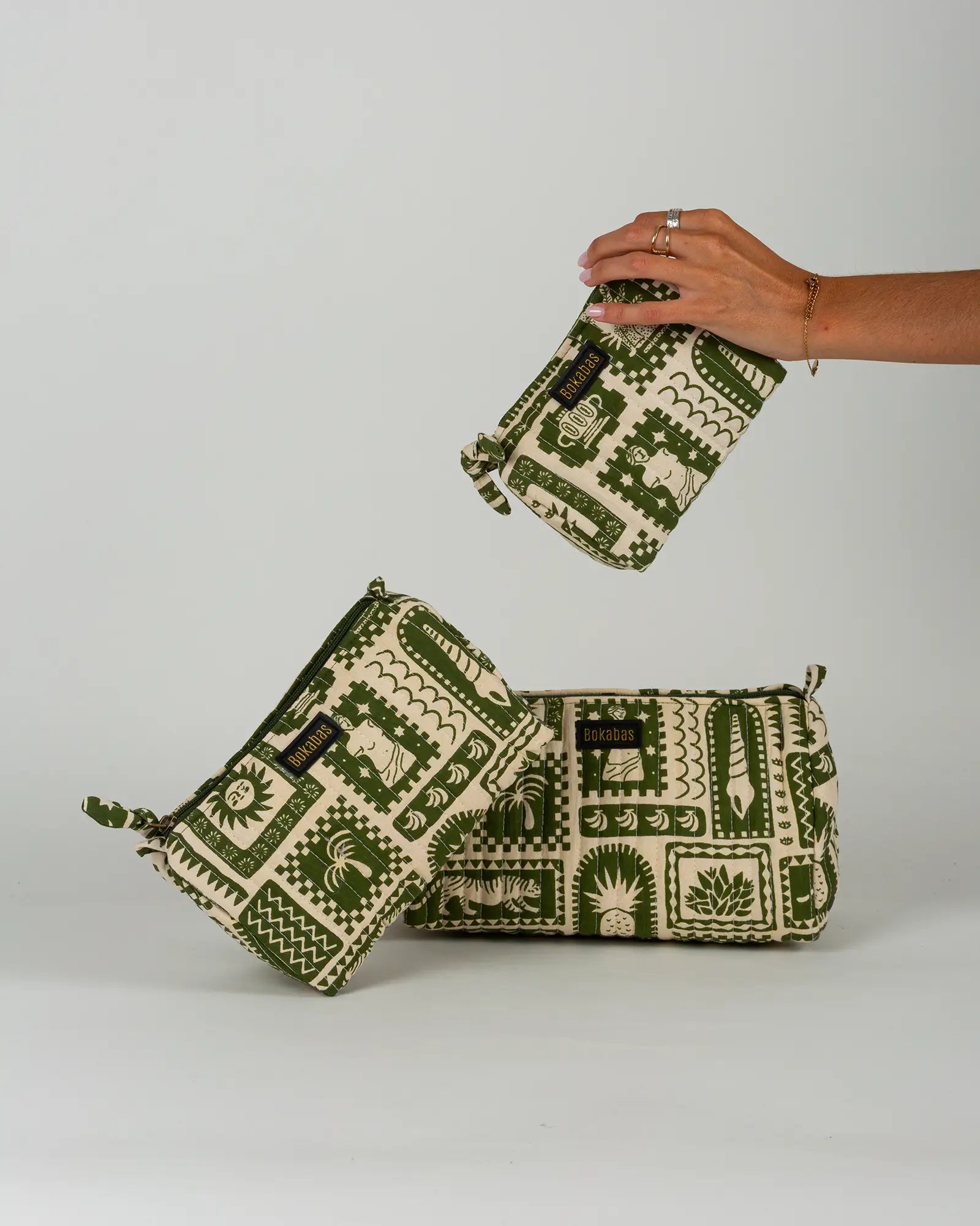 Trousse de toilette matelassée en coton Bokabas, imprimé Art vert kaki et beige, vue de face