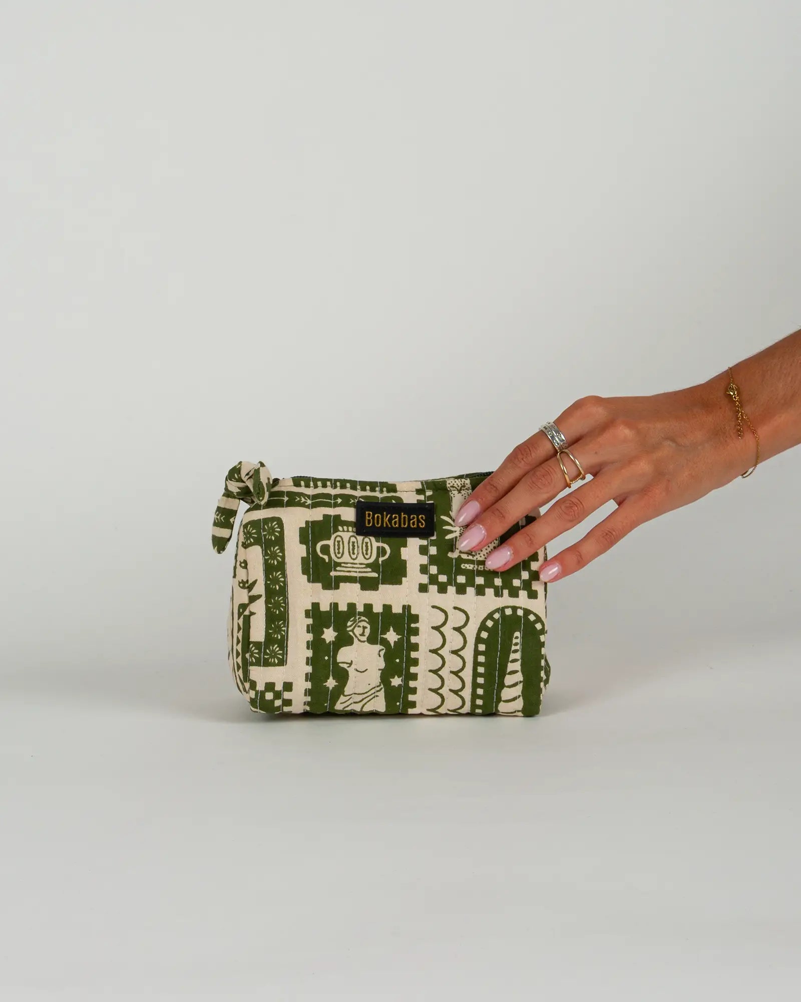 Trousse de toilette matelassée en coton Bokabas, imprimé Art vert kaki et beige, vue de face