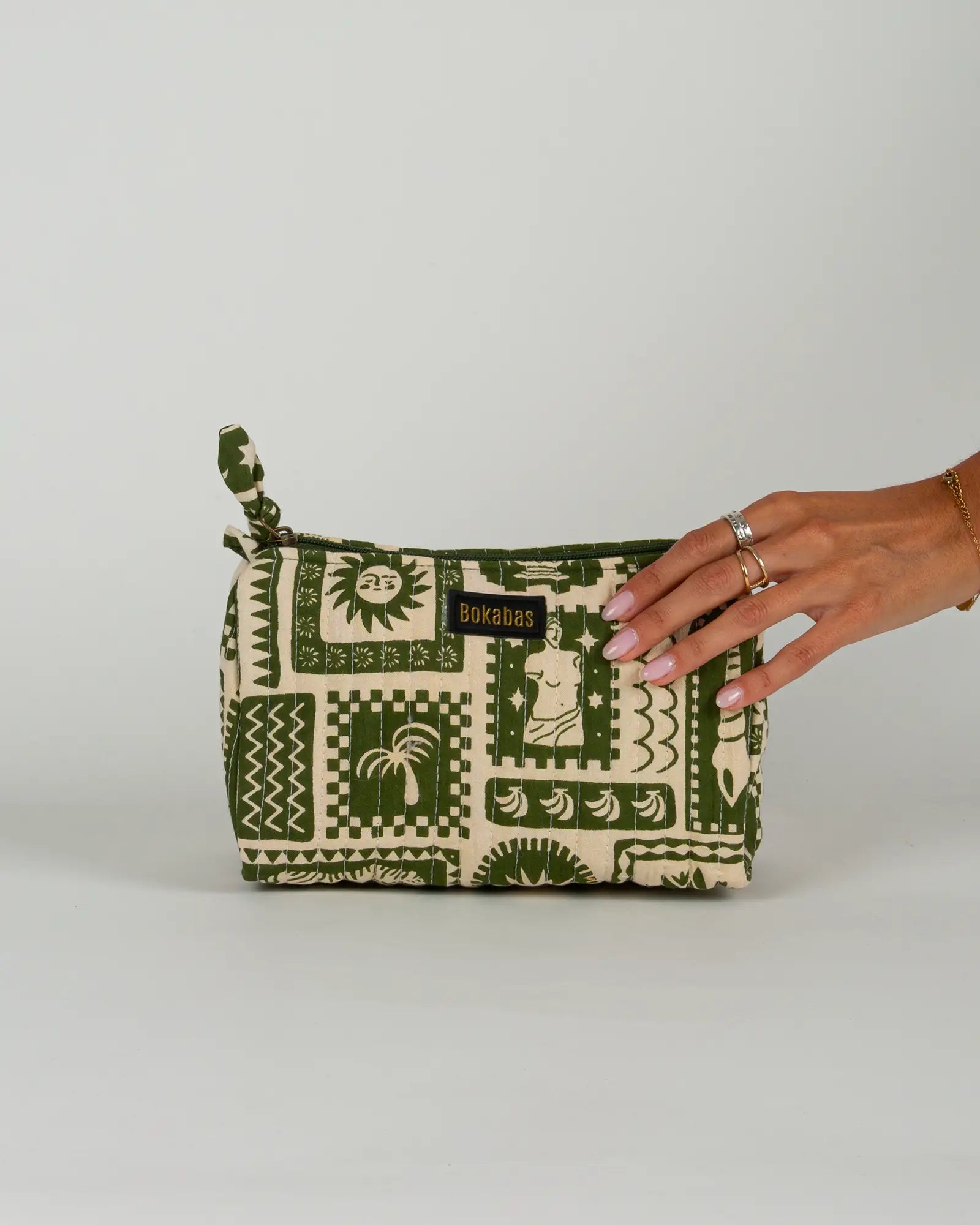 Trousse de toilette matelassée en coton Bokabas, imprimé Art vert kaki et beige, vue de face