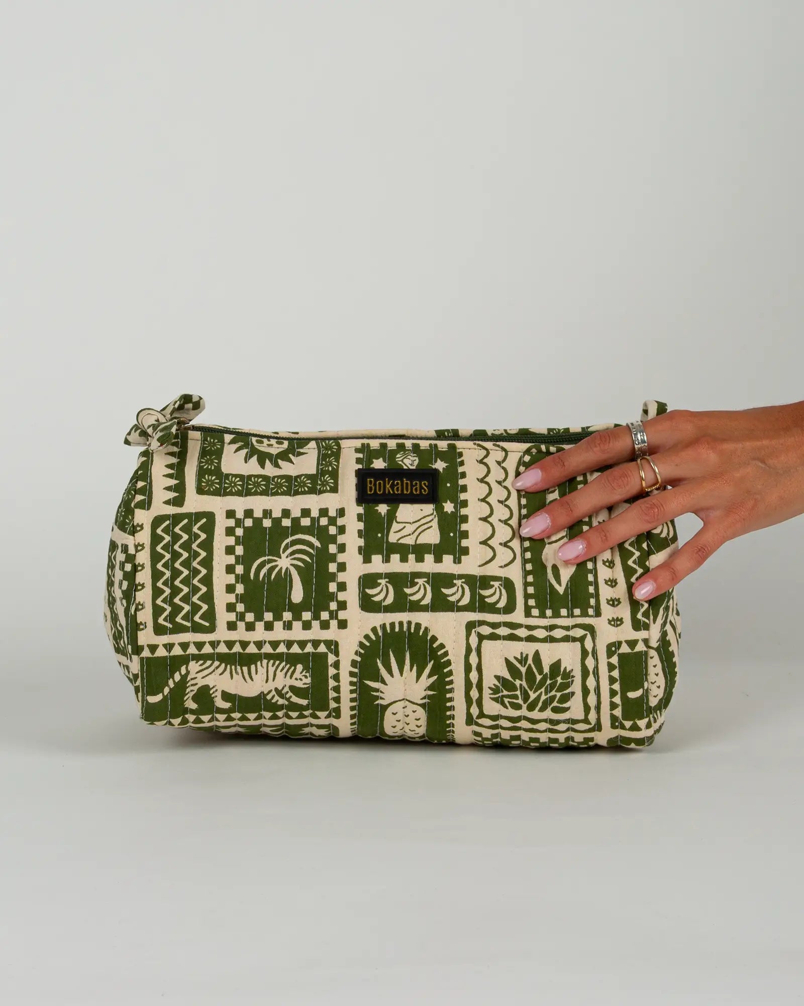 Trousse de toilette matelassée en coton Bokabas, imprimé Art vert kaki et beige, vue de face