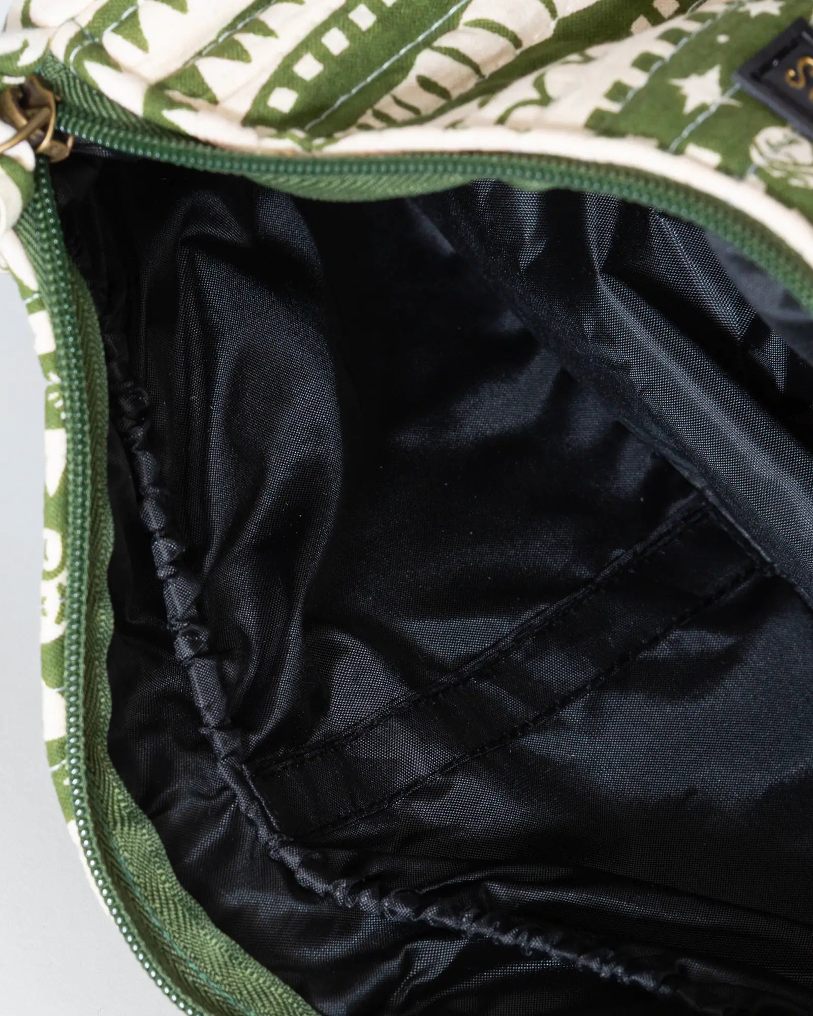 Trousse de toilette matelassée en coton Bokabas, imprimé Art vert kaki et beige, vue de l'intérieur