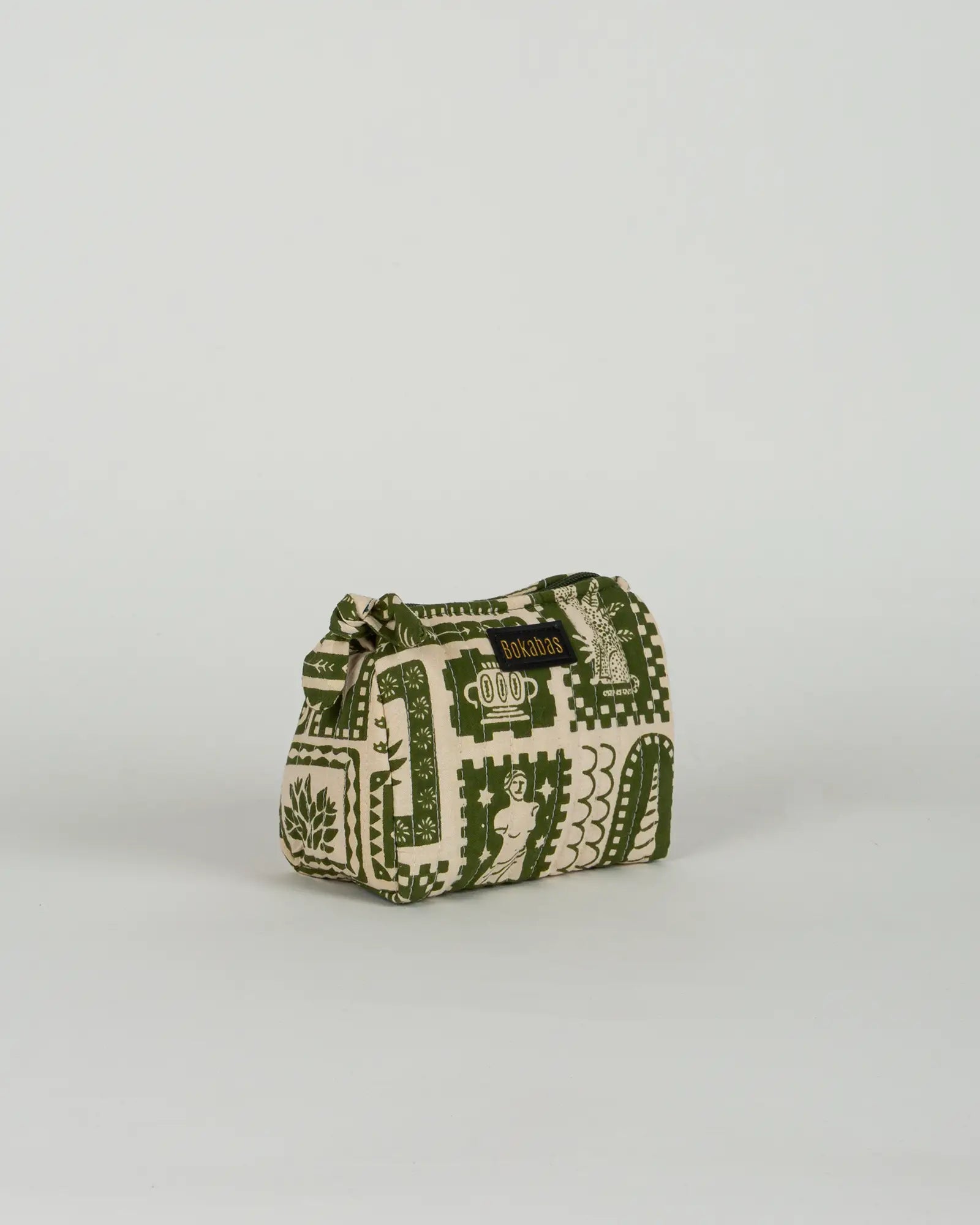 Trousse de toilette matelassée en coton Bokabas, imprimé Art vert kaki et beige, vue de trois-quarts