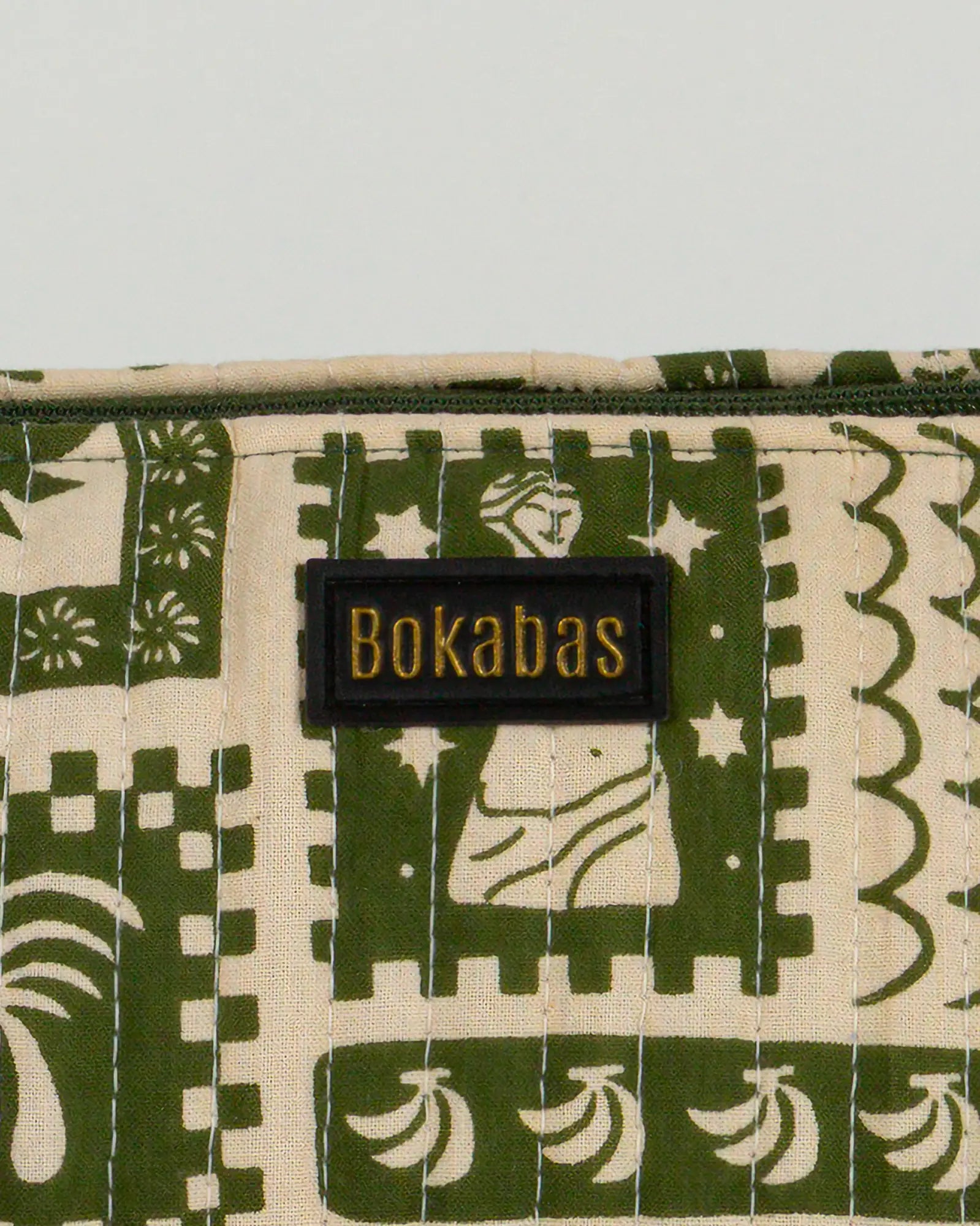Trousse de toilette matelassée en coton Bokabas, imprimé Art vert kaki et beige, zoom sur la matière