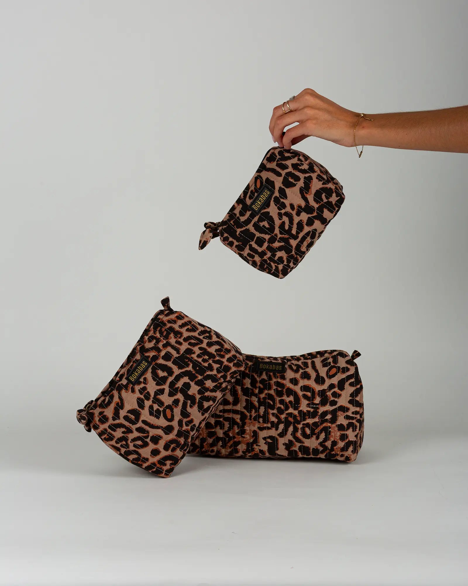 Trousse de toilette matelassée en coton Bokabas, imprimé léopard noir et marron, vue de face