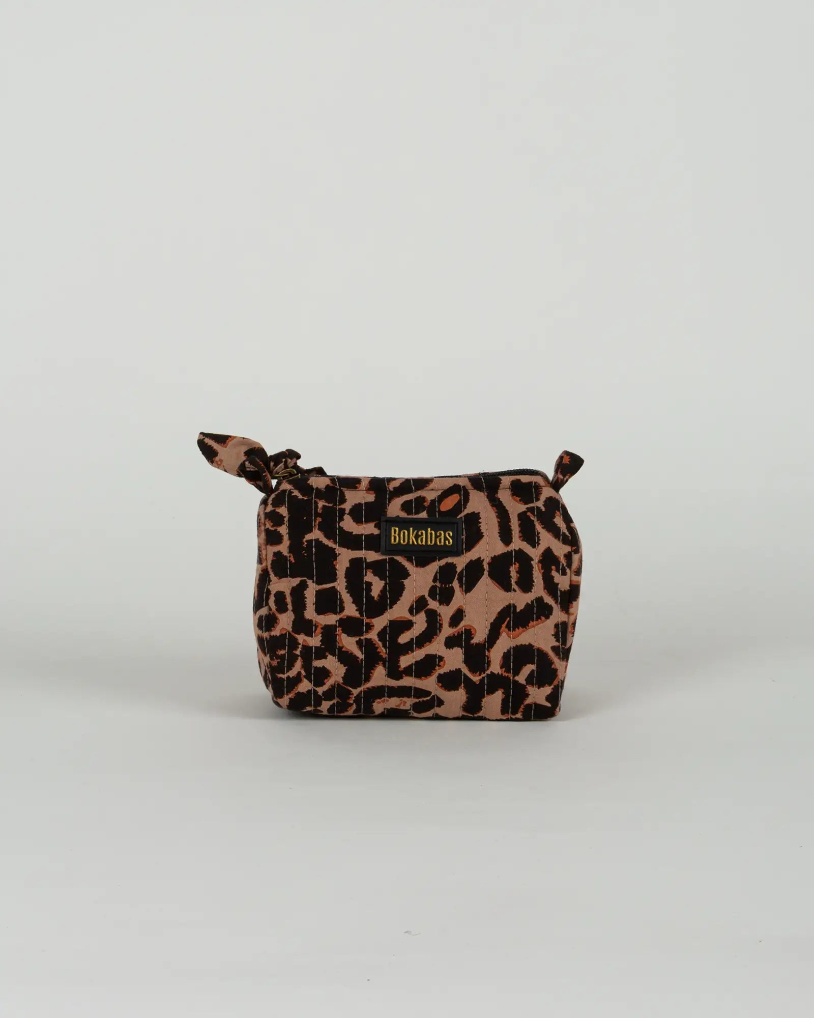 Trousse de toilette matelassée en coton Bokabas, imprimé léopard noir et marron, vue de face