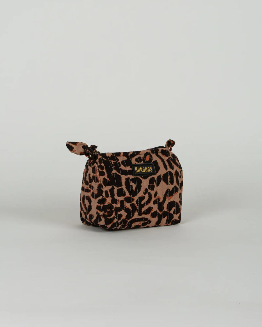 Trousse de toilette matelassée en coton Bokabas, imprimé léopard noir et marron, vue de trois-quarts