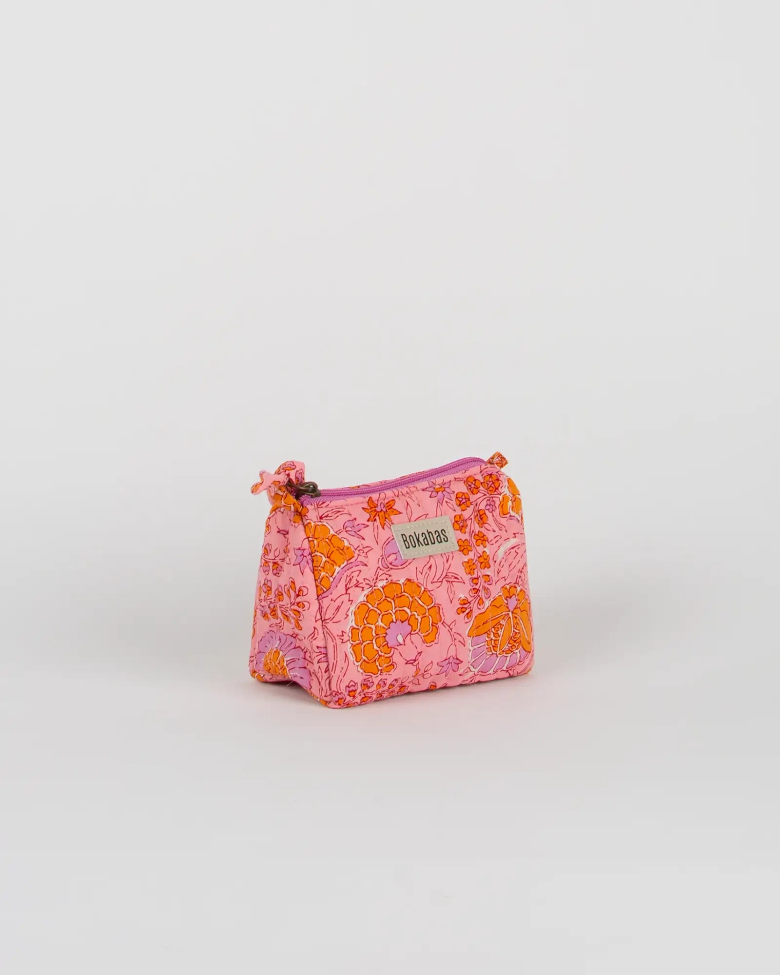 Trousse de toilette matelassée en coton Bokabas, imprimé Marie rose fleuri, vue de trois-quarts