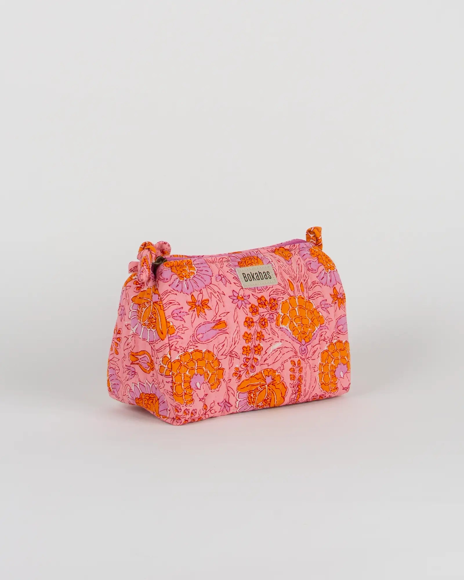 Trousse de toilette matelassée en coton Bokabas, imprimé Marie rose fleuri, vue de trois-quarts