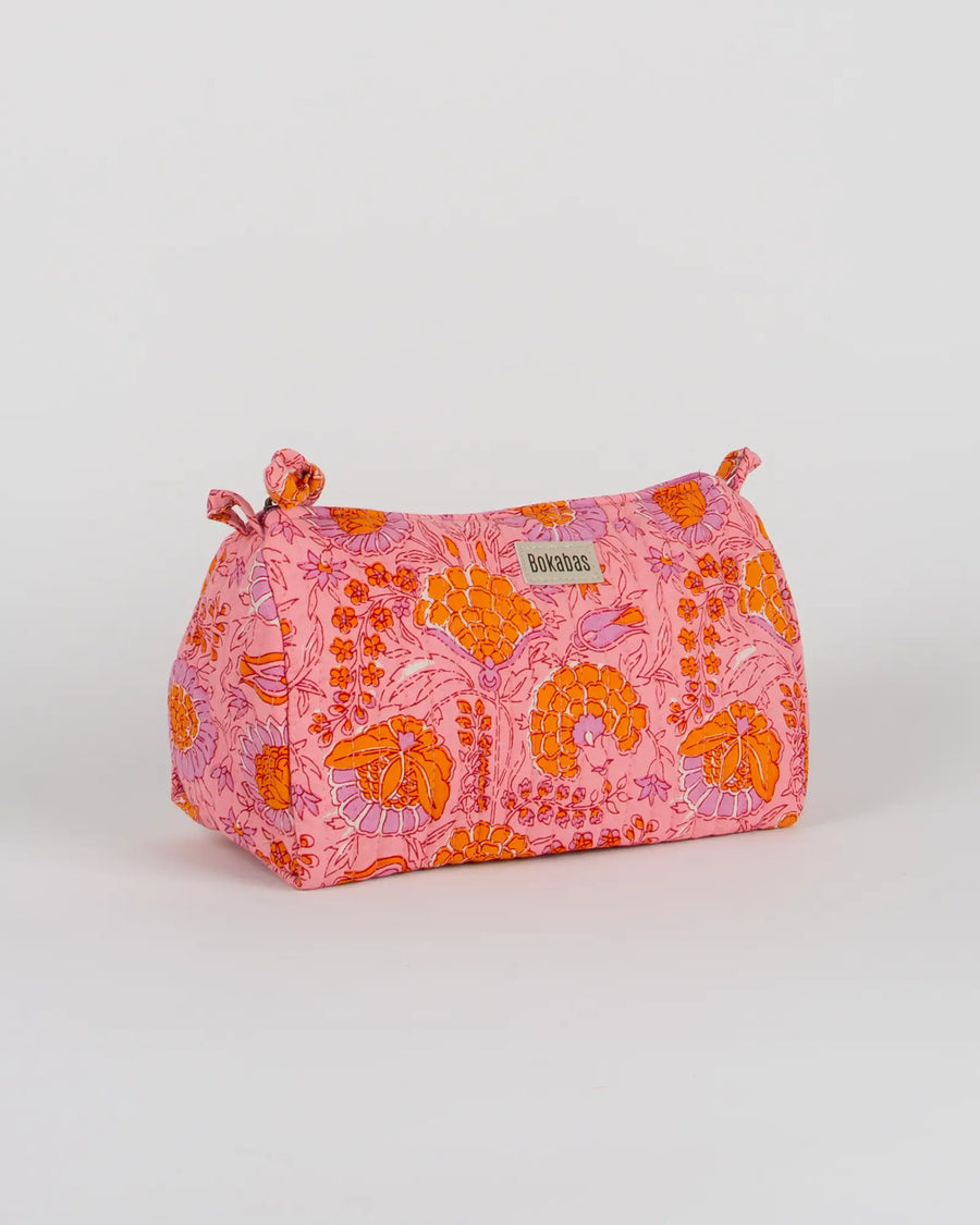 Trousse de toilette matelassée en coton Bokabas, imprimé Marie rose fleuri, vue de trois-quarts